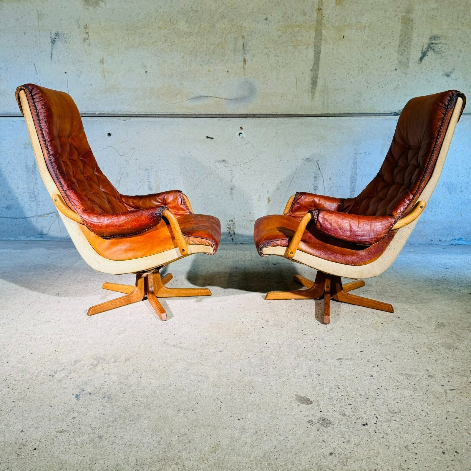 Pair of 1960s Scandinavian High Back Leather Swivel Chairs by Berg #A318