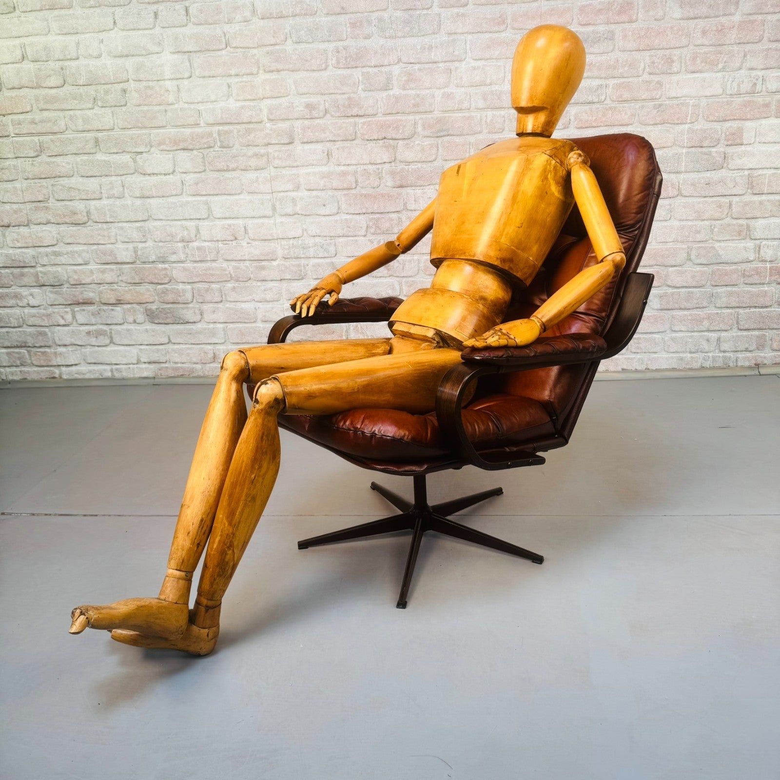 Vintage Danish Hand Dyed Tan Leather Swivel Chair – Neat Proportions