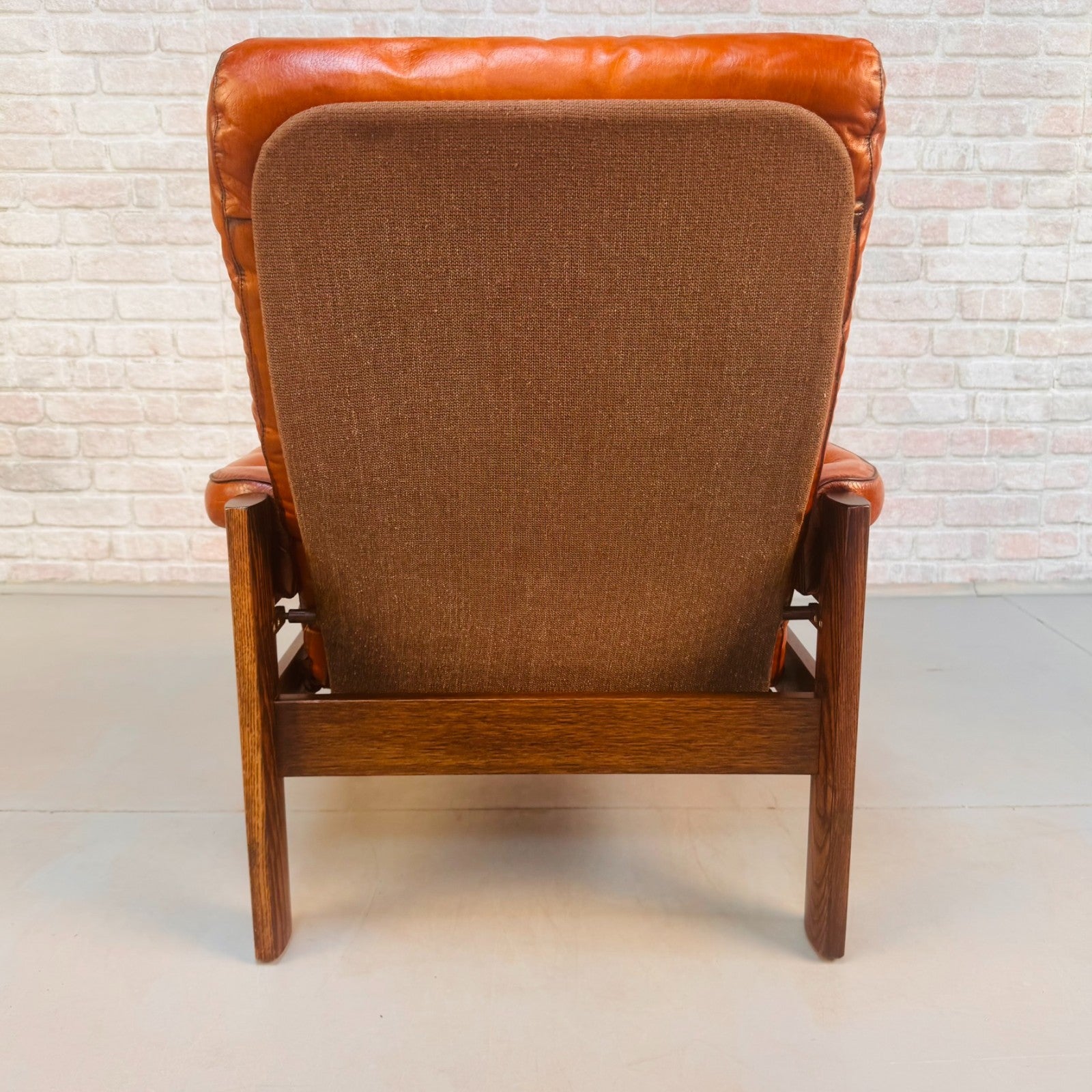 Vintage Ekornes Reclining Tan Leather Armchair Oak Frame