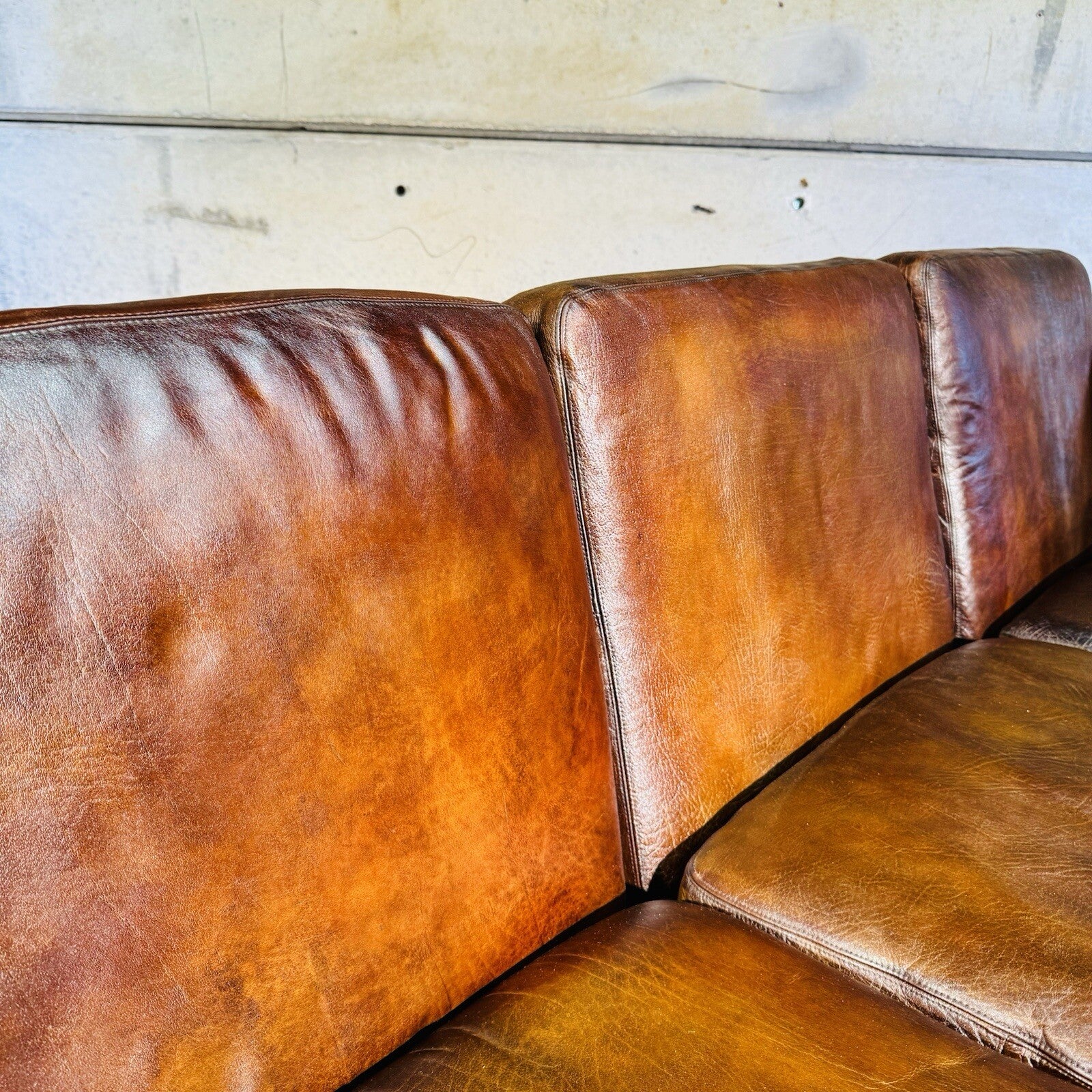 Classic Box Design Three-Seater Sofa Heavily Patinated Tan Leather T Kvalitet