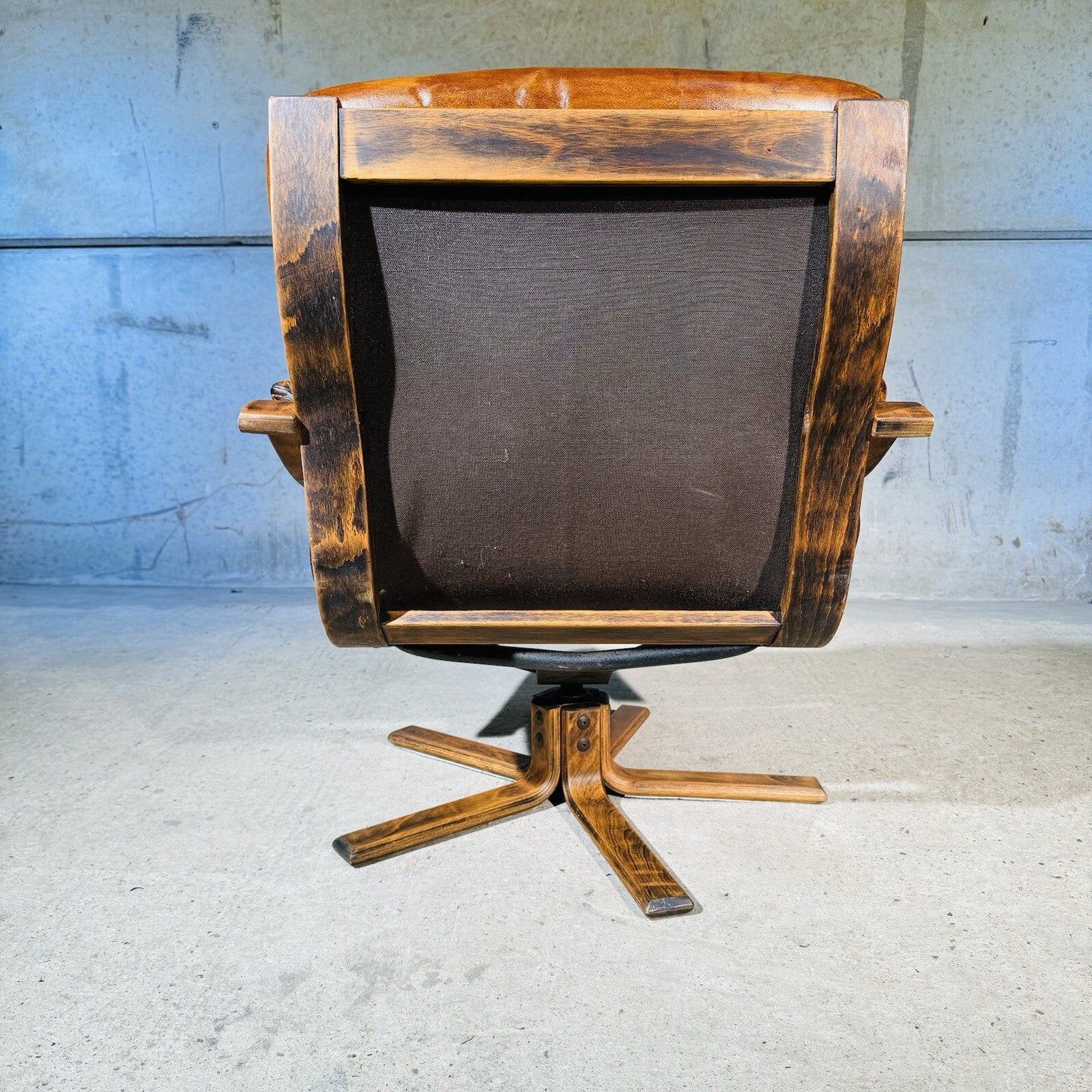 Vintage Danish Mid-Century Modern Leather Swivel Chair - Light tan Patina