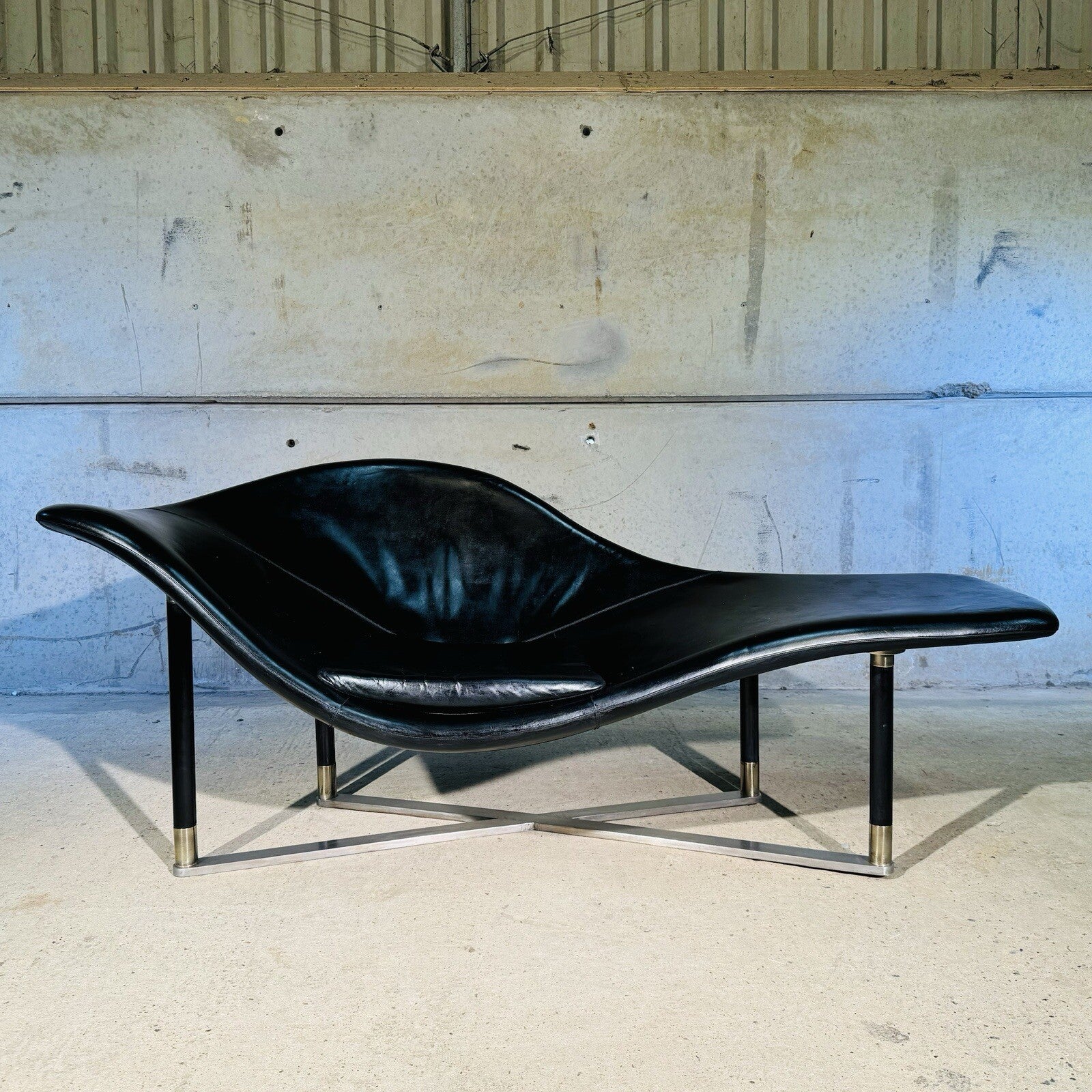 Stunning Contemporary Minimalist Chaise Lounge Black Leather Brass Base