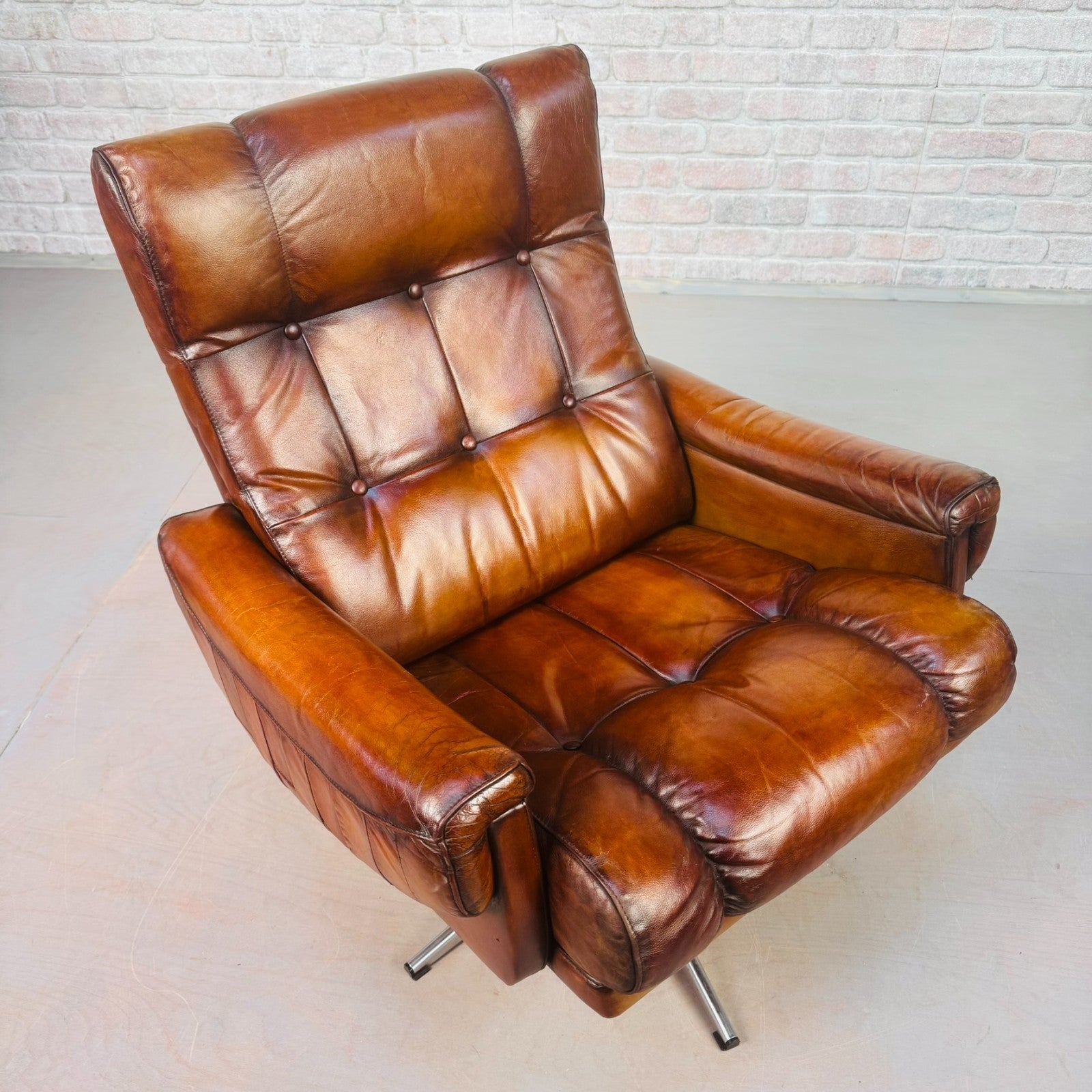 Mid-Century Danish Leather Swivel Armchair – Hand-Dyed Tan Colour