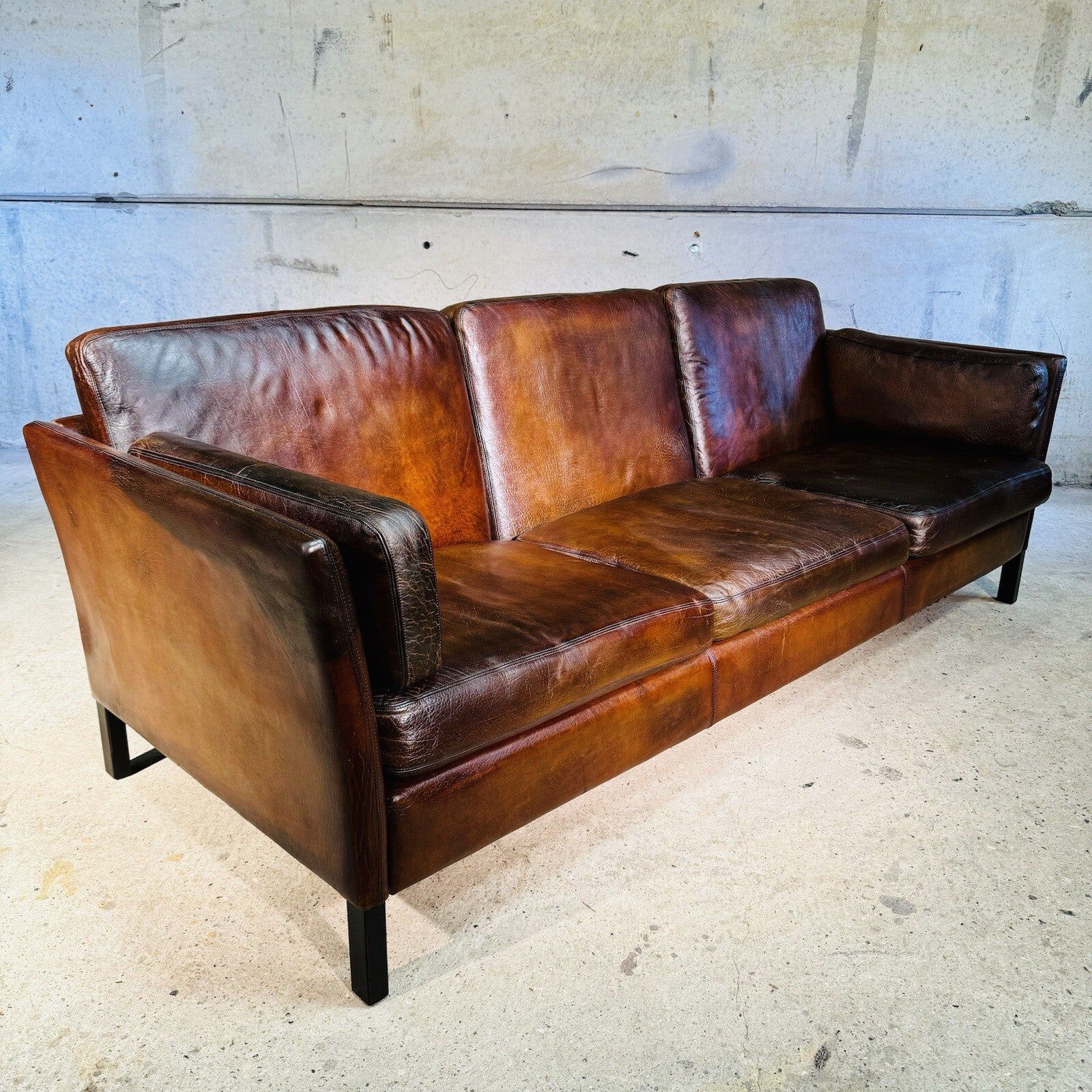 Classic Box Design Three-Seater Sofa Heavily Patinated Tan Leather T Kvalitet