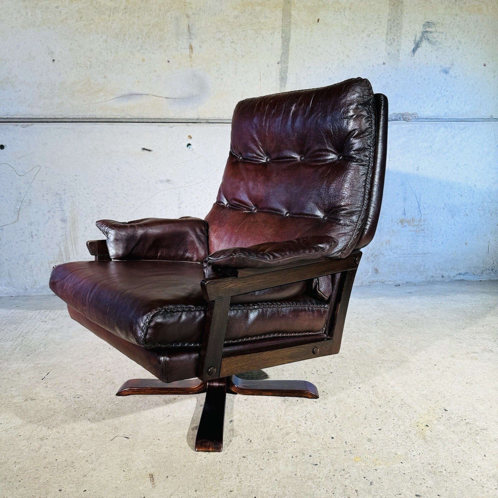 1 Of 2 Beautiful 1970s Vintage Danish Chestnut Leather Swivel Chair