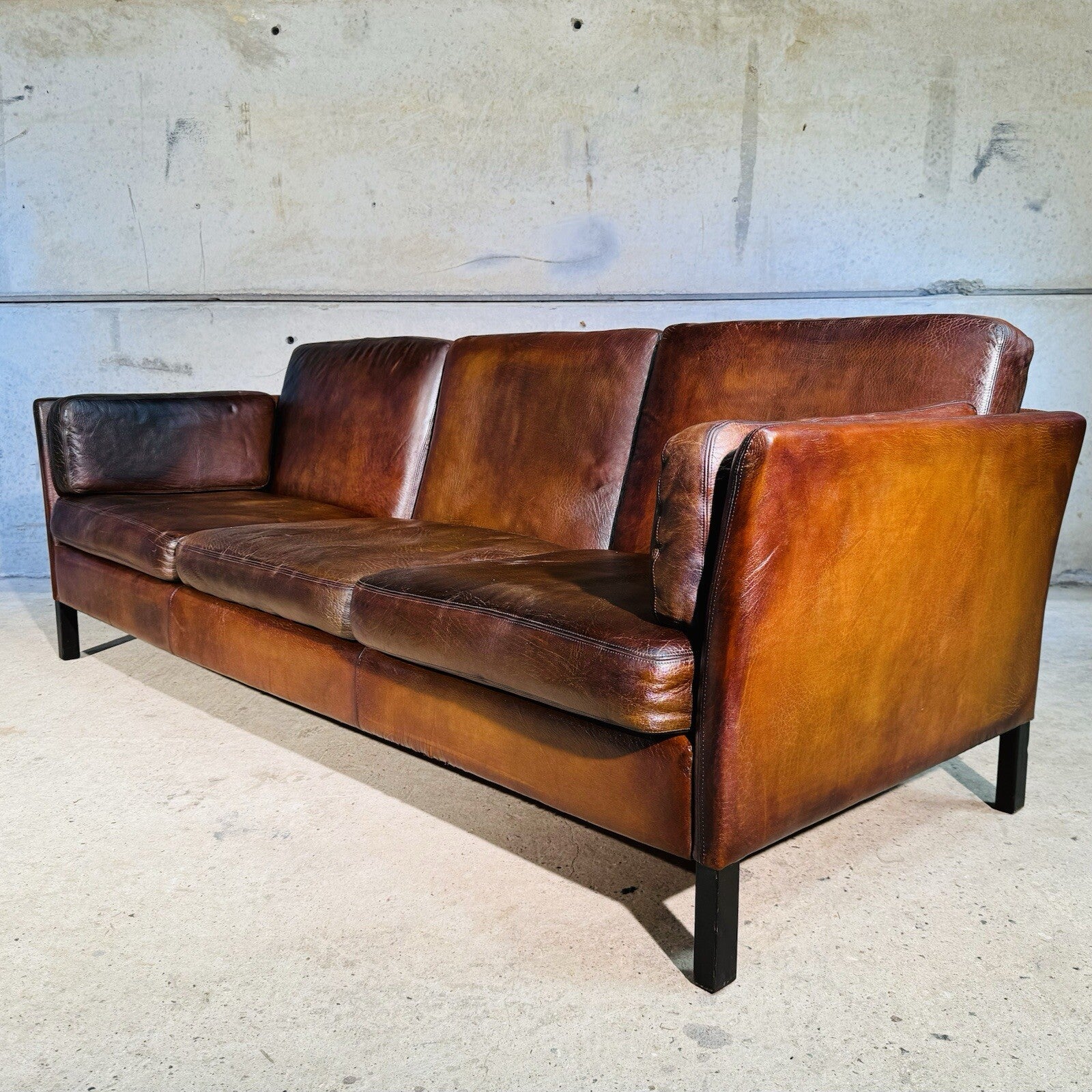 Classic Box Design Three-Seater Sofa Heavily Patinated Tan Leather T Kvalitet