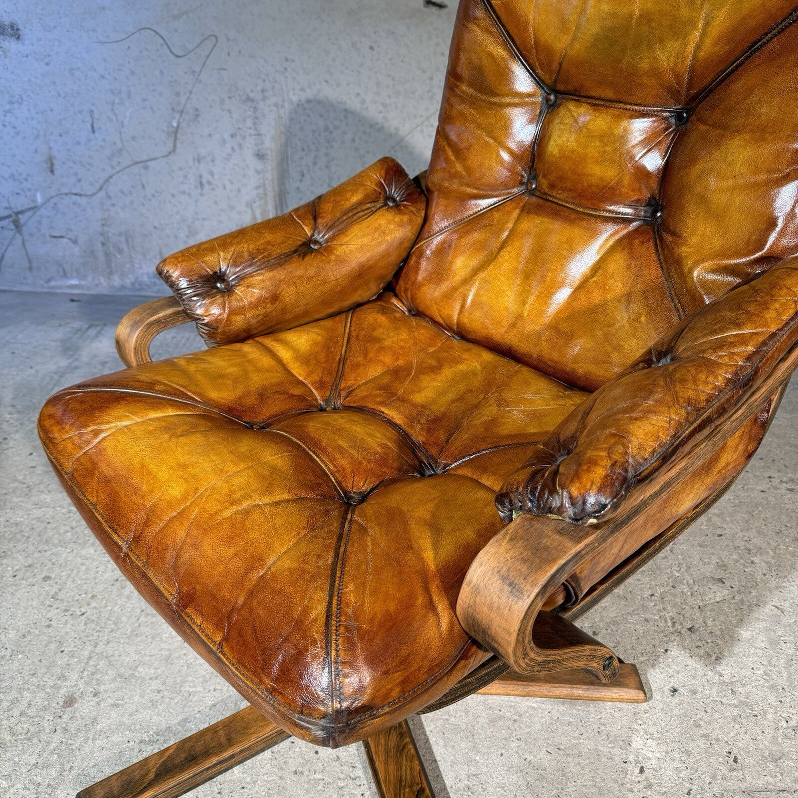 Vintage Danish Mid-Century Modern Leather Swivel Chair - Light tan Patina