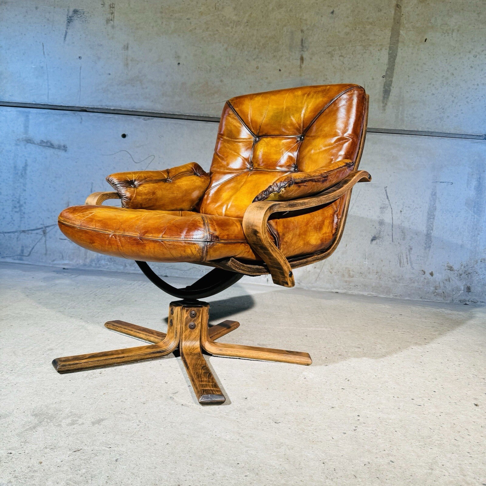 Vintage Danish Mid-Century Modern Leather Swivel Chair - Light tan Patina