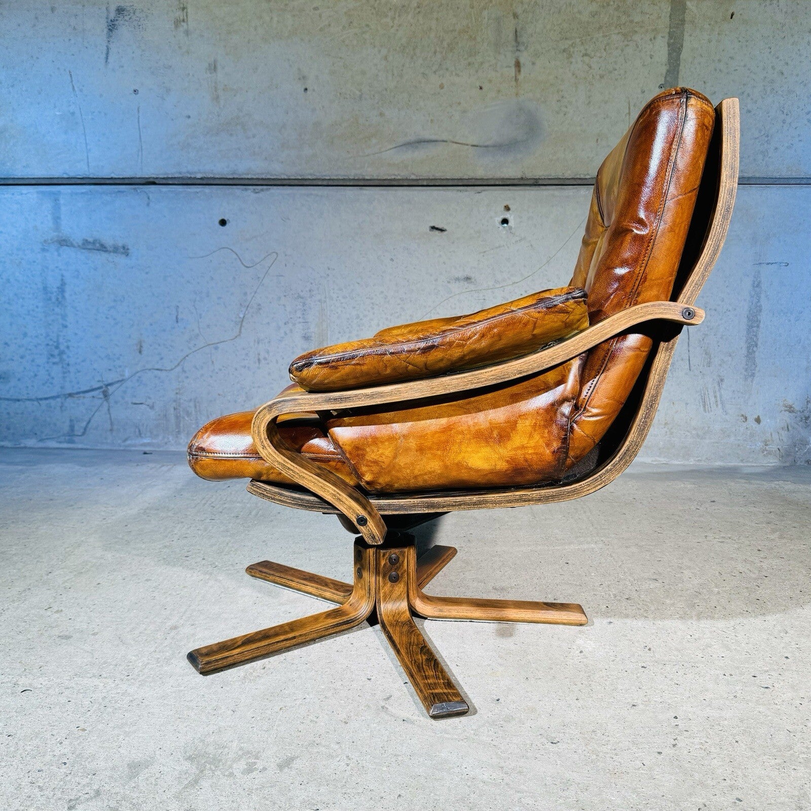 Vintage Danish Mid-Century Modern Leather Swivel Chair - Light tan Patina