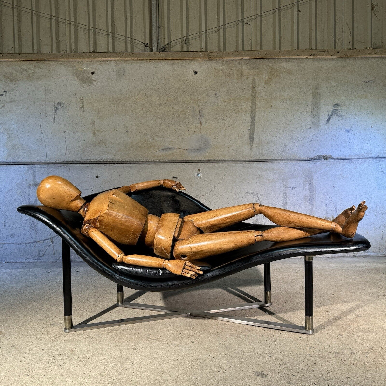 Stunning Contemporary Minimalist Chaise Lounge Black Leather Brass Base