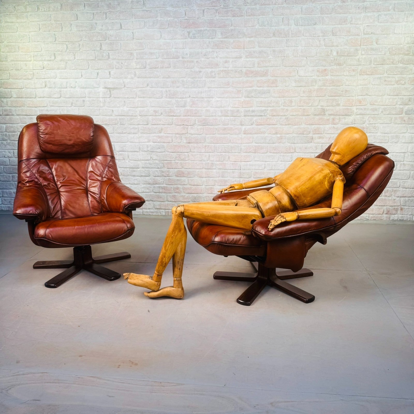 Pair Vintage Danish Tan Leather Reclining Swivel Chairs Mid Century Lounge Chair