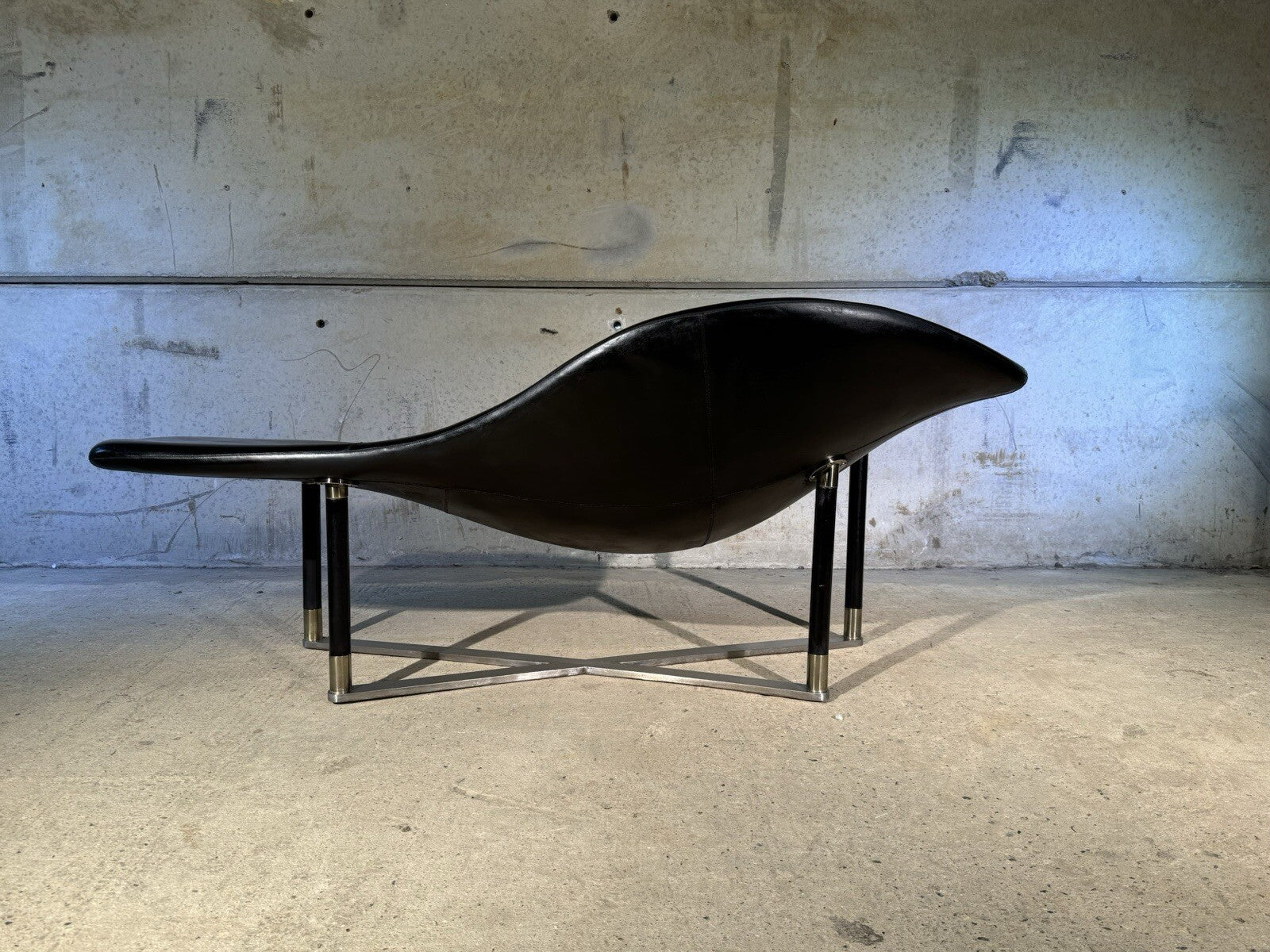 Stunning Contemporary Minimalist Chaise Lounge Black Leather Brass Base