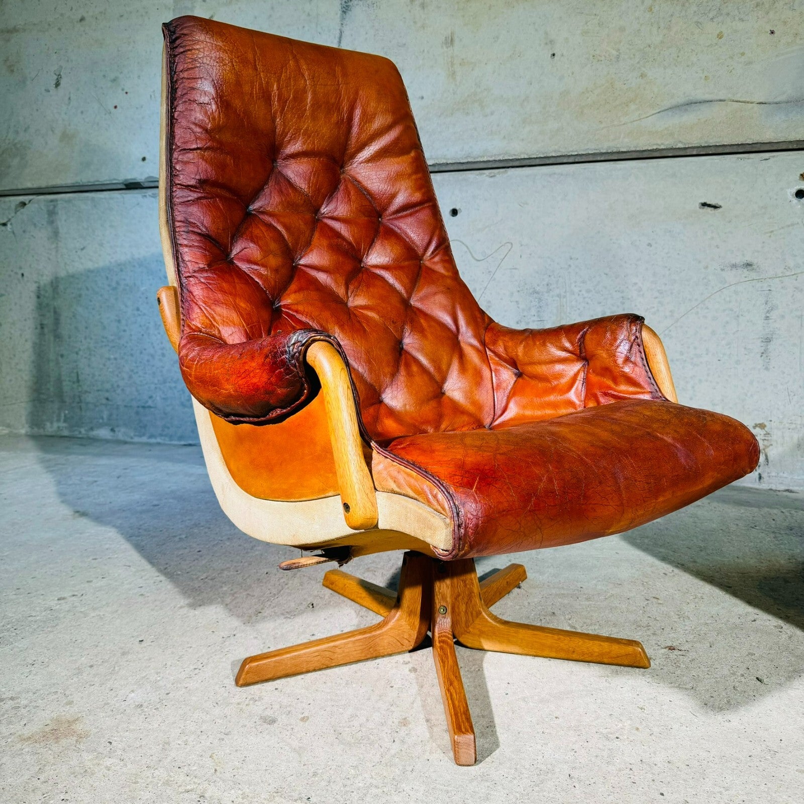 Pair of 1960s Scandinavian High Back Leather Swivel Chairs by Berg #A318