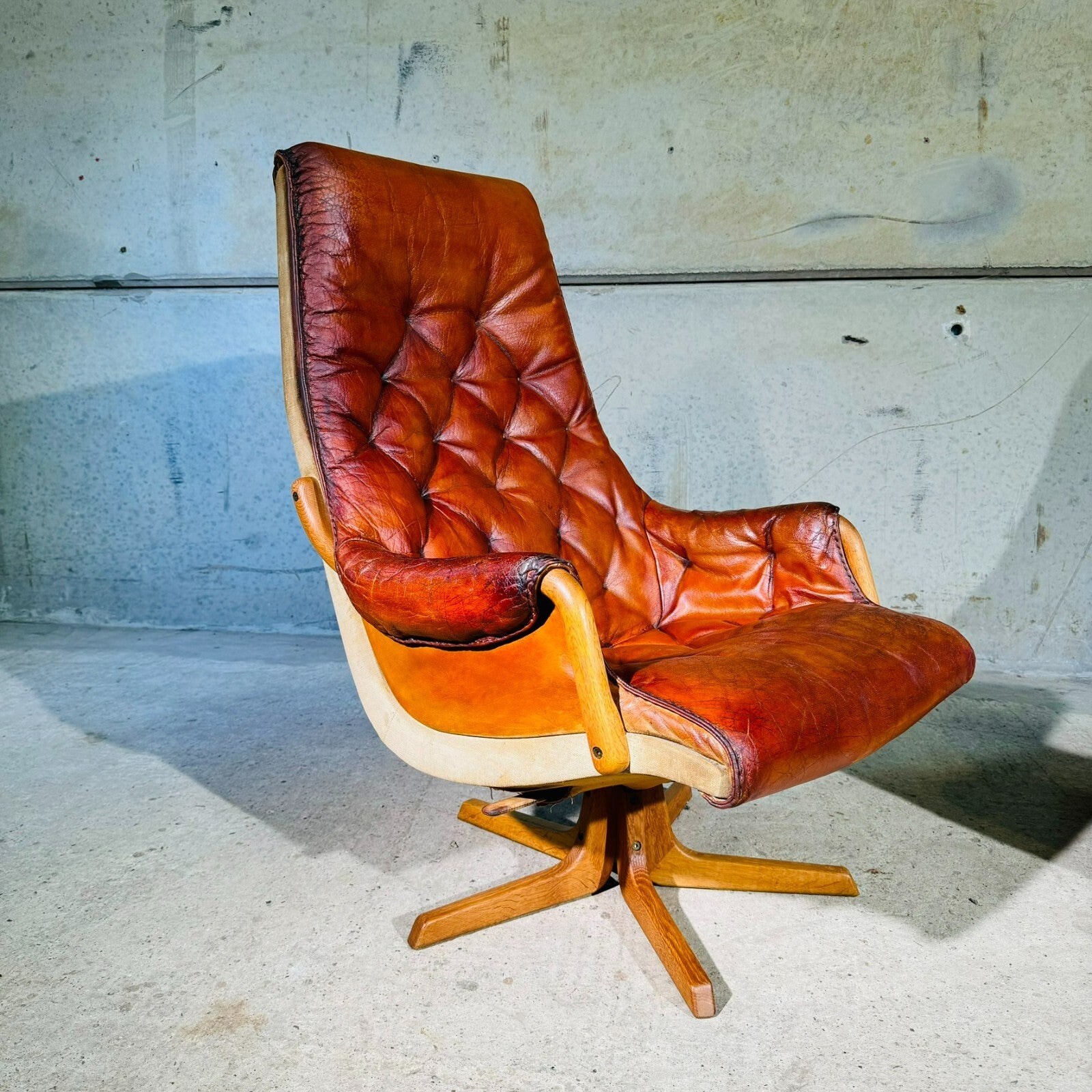 Pair of 1960s Scandinavian High Back Leather Swivel Chairs by Berg #A318