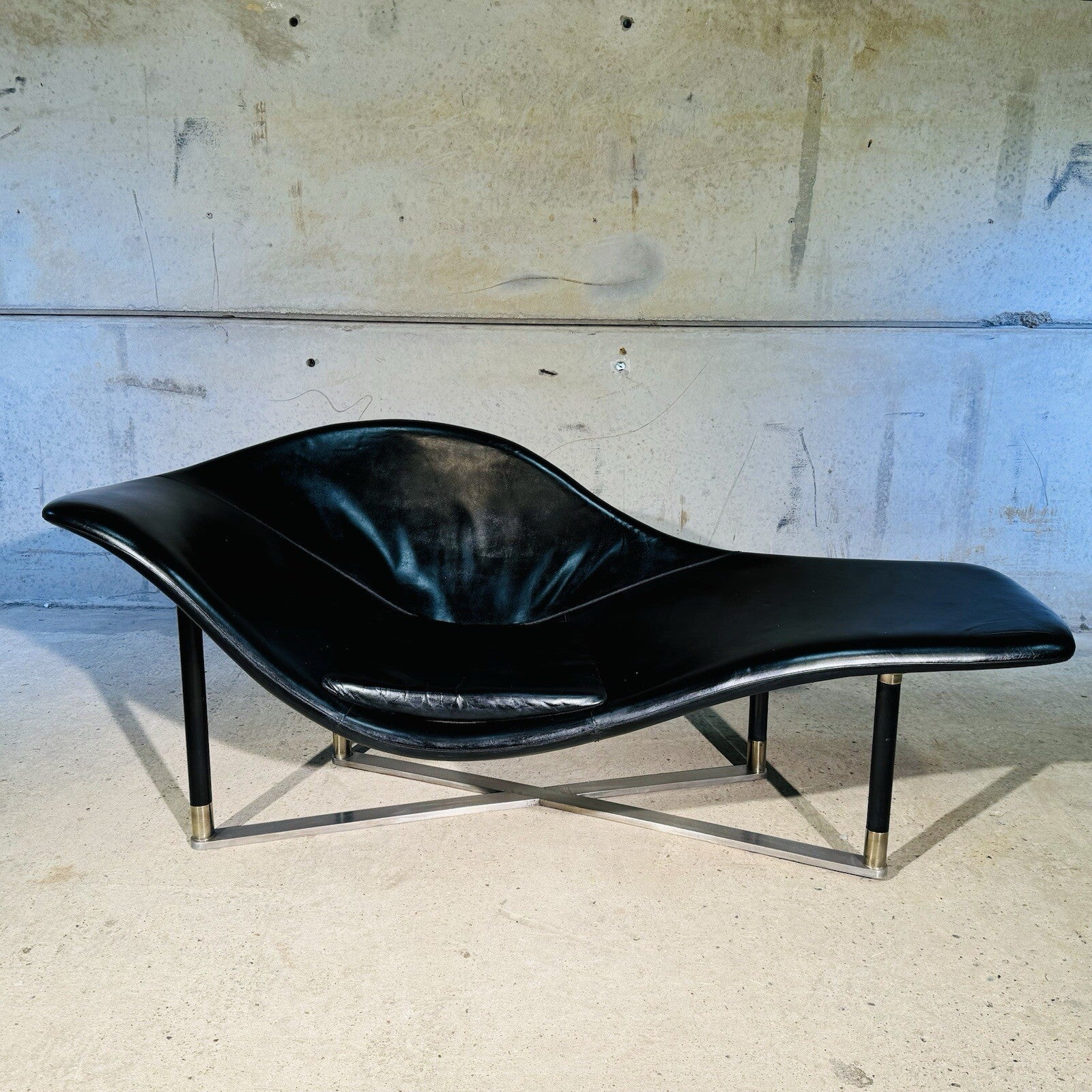 Stunning Contemporary Minimalist Chaise Lounge Black Leather Brass Base