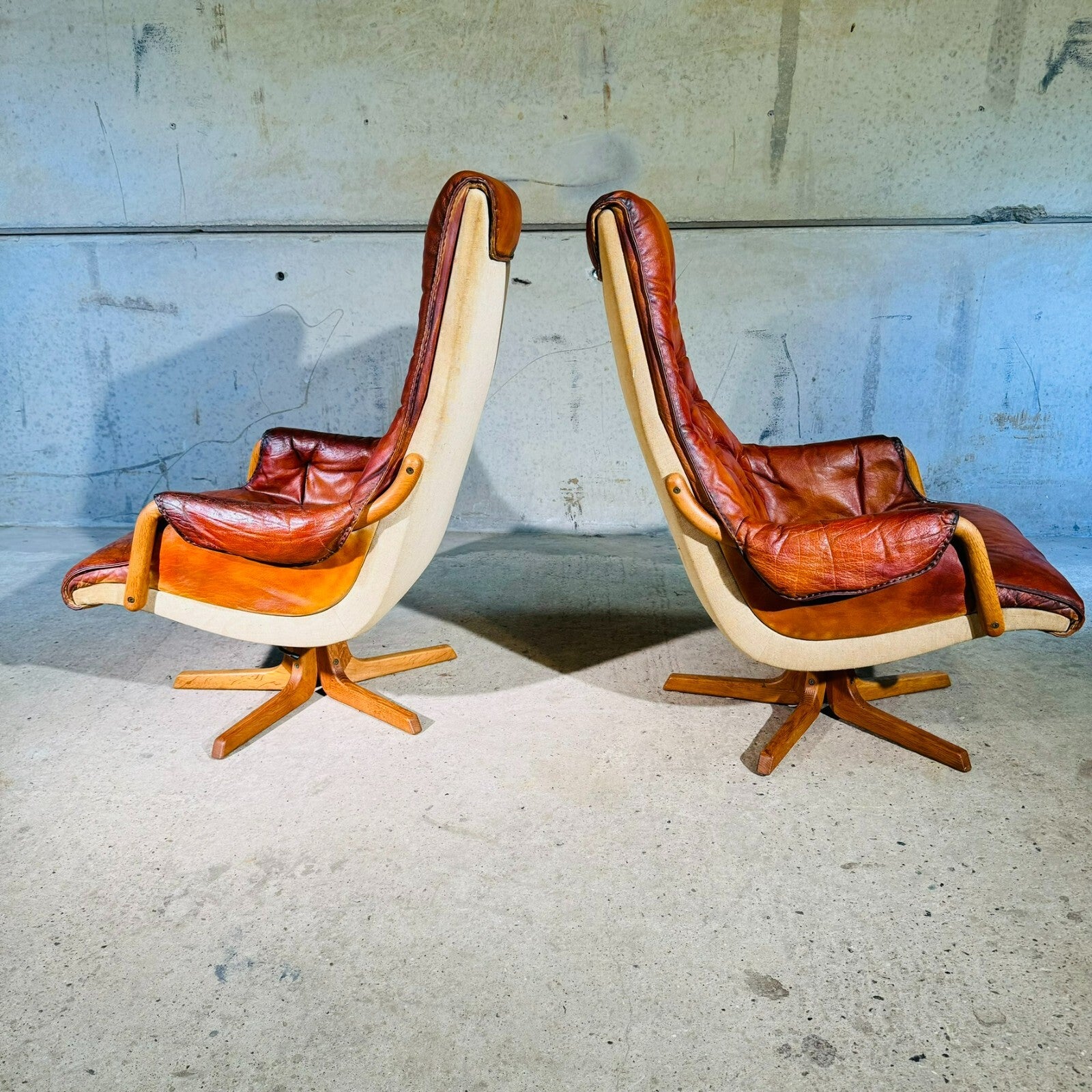 Pair of 1960s Scandinavian High Back Leather Swivel Chairs by Berg #A318
