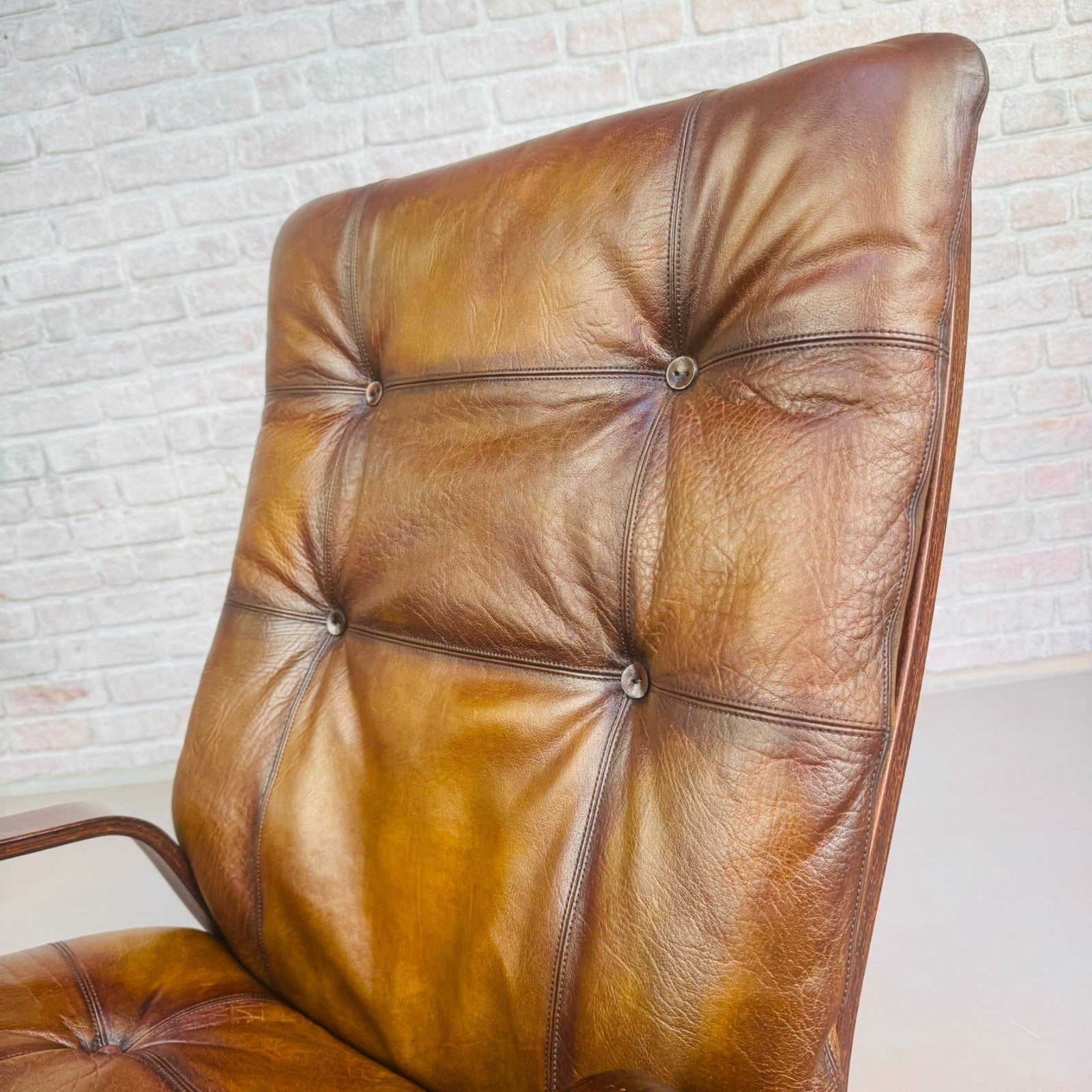 Vintage Danish Brown Leather Cantilever Chair – Sleek Design & Rich Patina