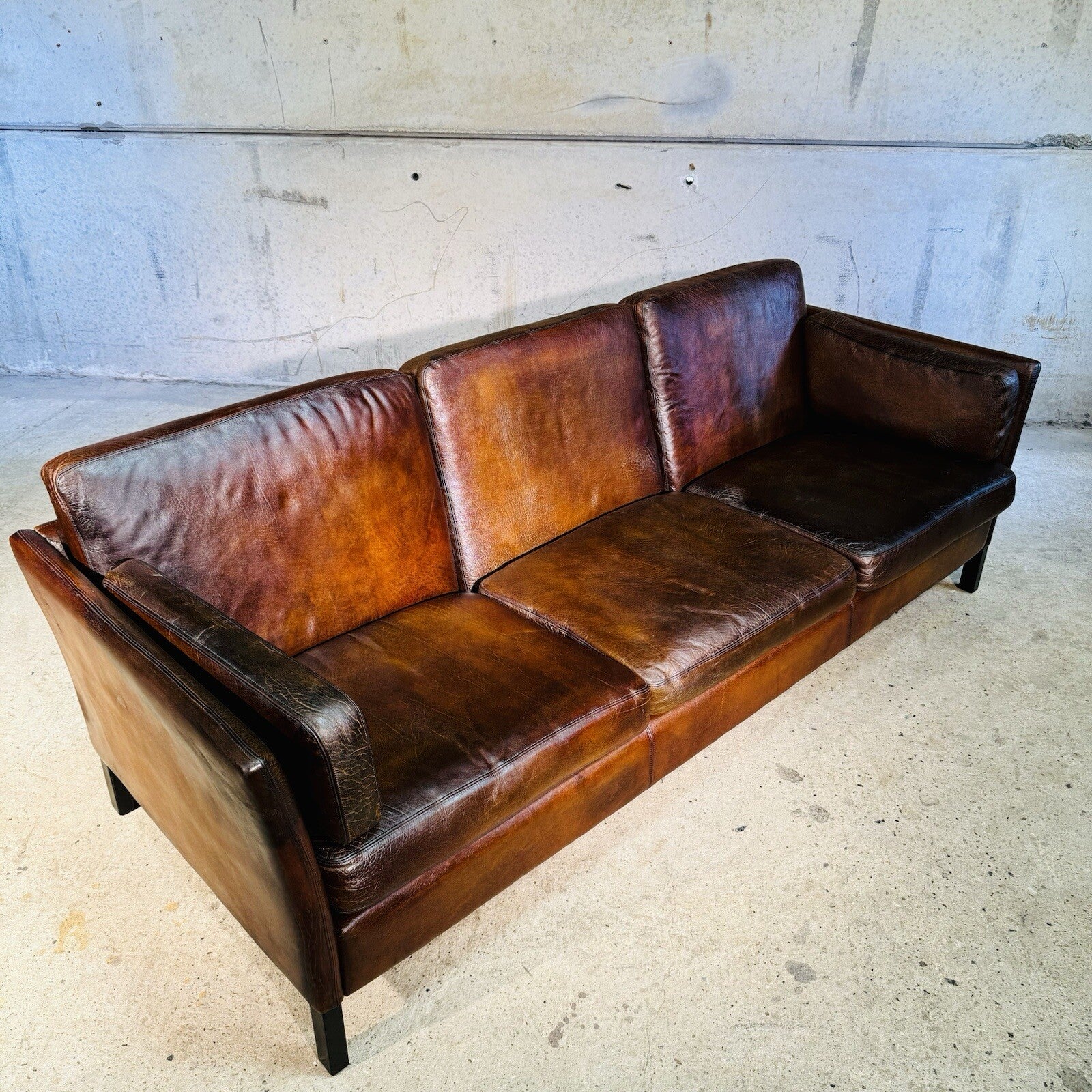 Classic Box Design Three-Seater Sofa Heavily Patinated Tan Leather T Kvalitet