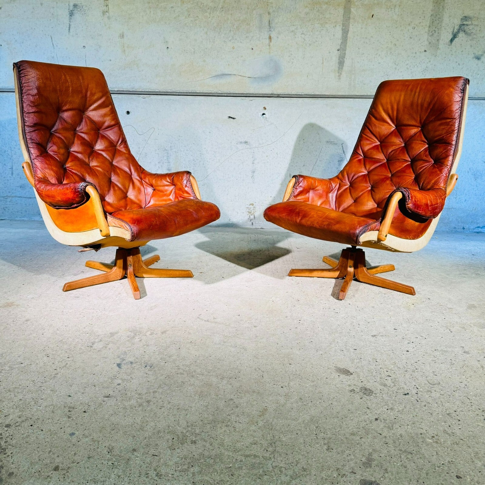Pair of 1960s Scandinavian High Back Leather Swivel Chairs by Berg #A318