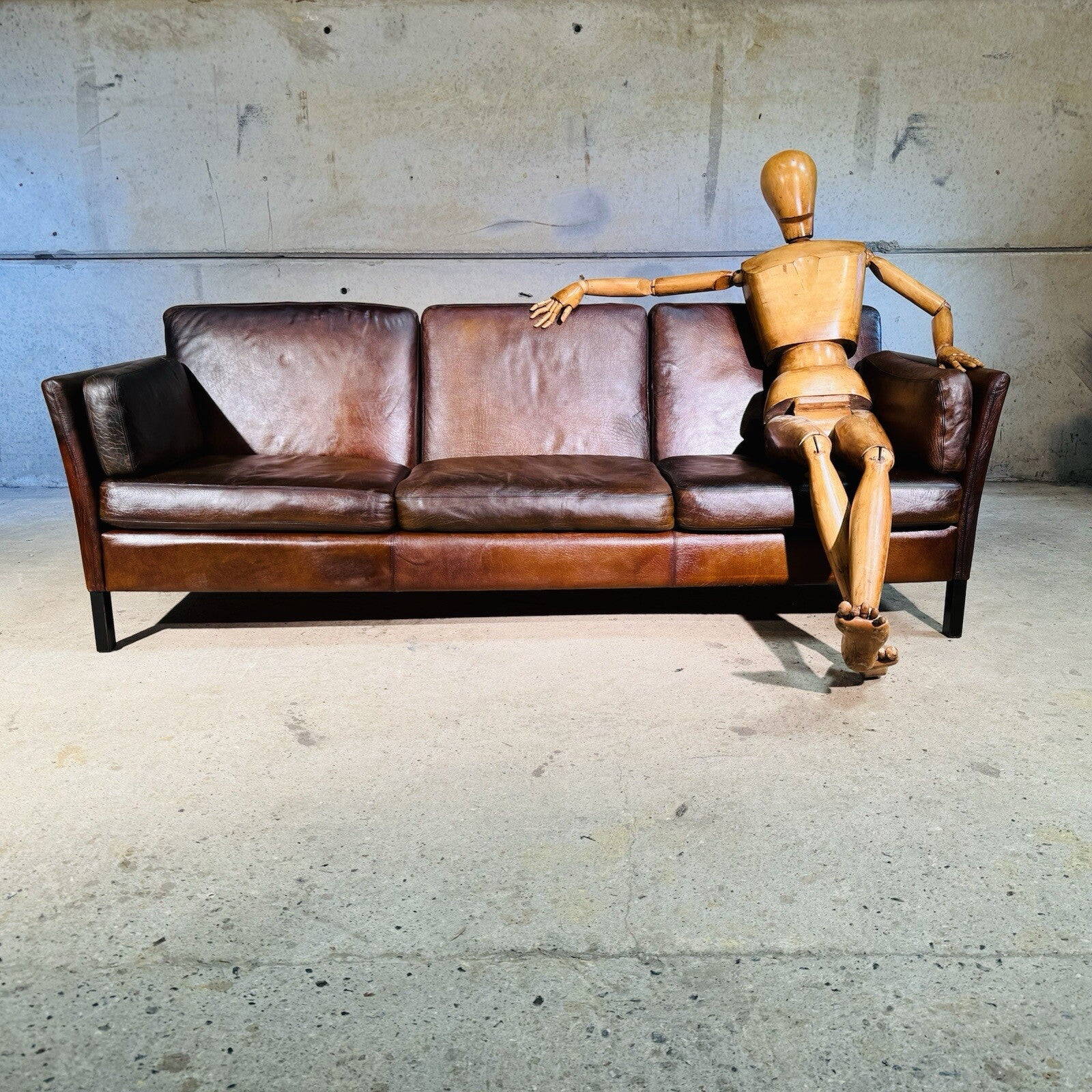 Classic Box Design Three-Seater Sofa Heavily Patinated Tan Leather T Kvalitet