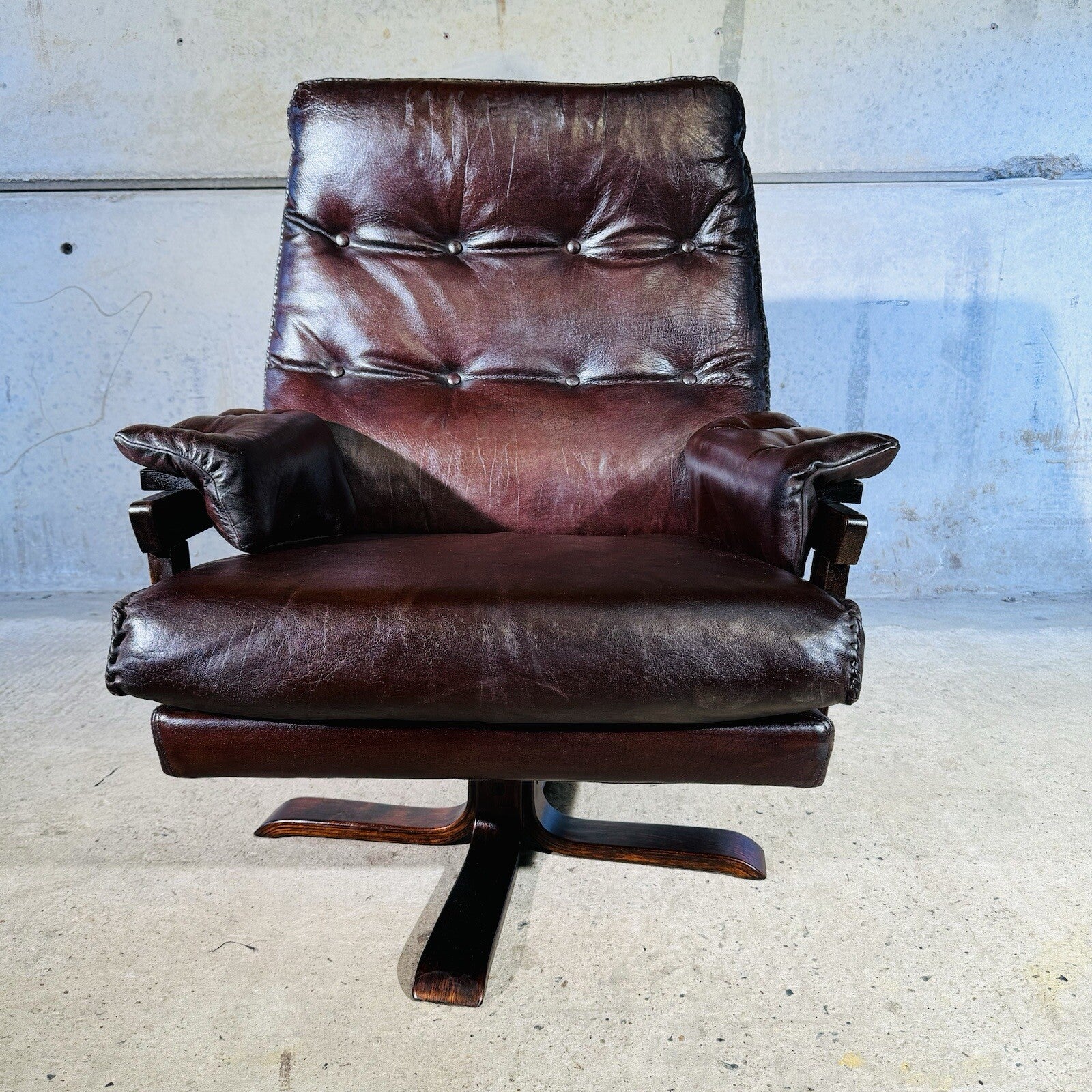 1 Of 2 Beautiful 1970s Vintage Danish Chestnut Leather Swivel Chair