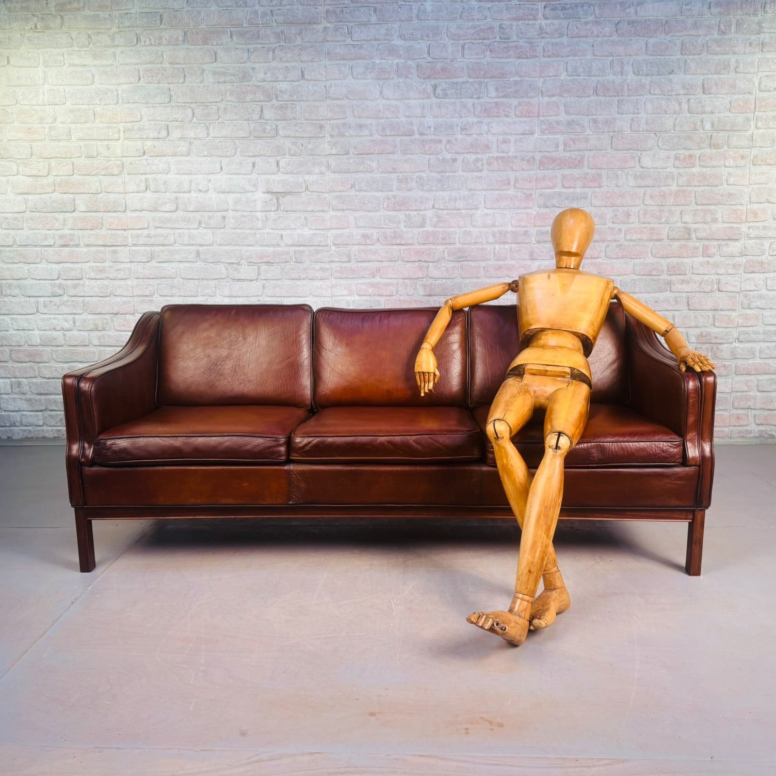 1970s Vintage Danish Dark Tan Leather Three Seater Sofa – Sleek Design