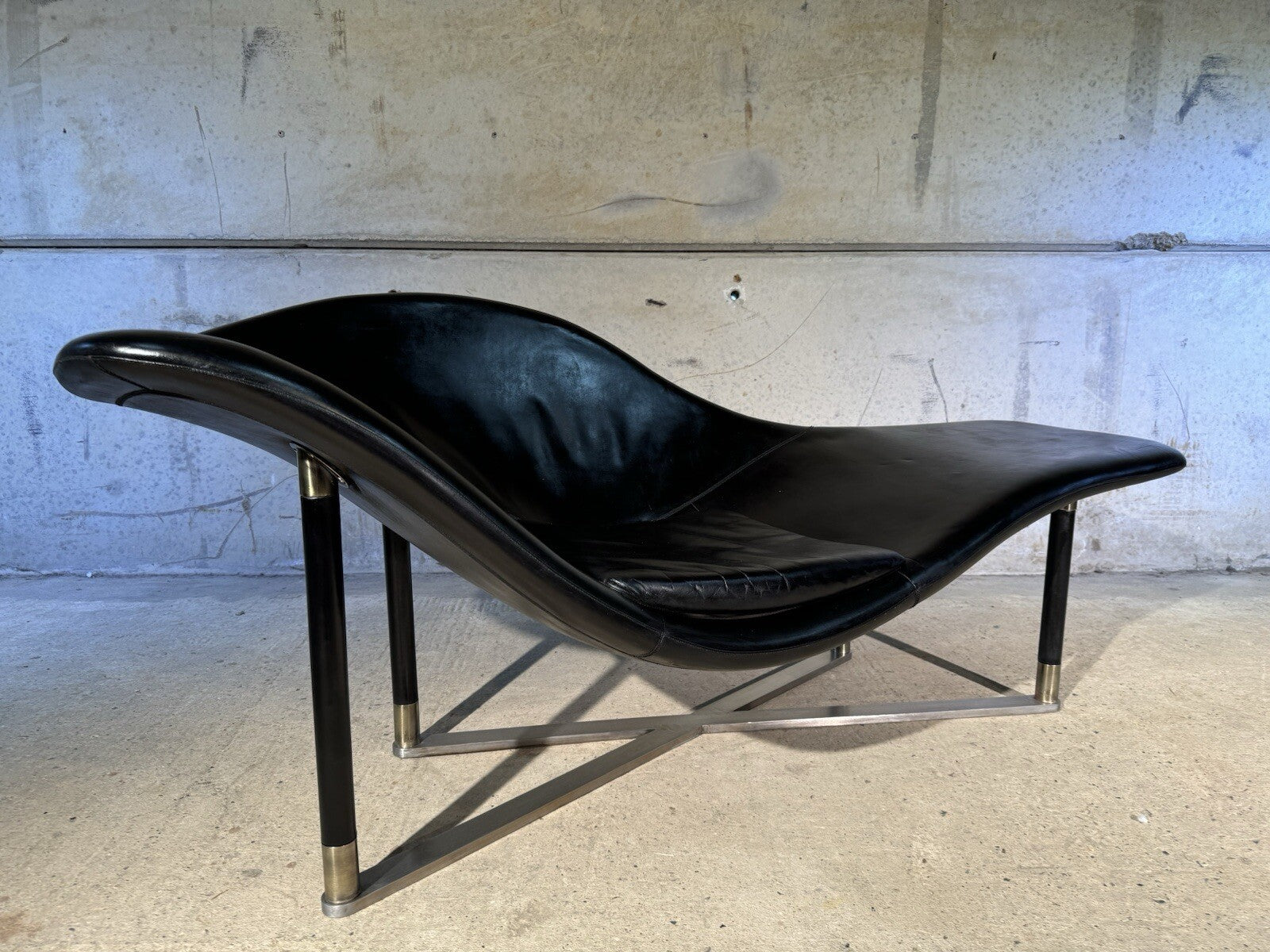 Stunning Contemporary Minimalist Chaise Lounge Black Leather Brass Base