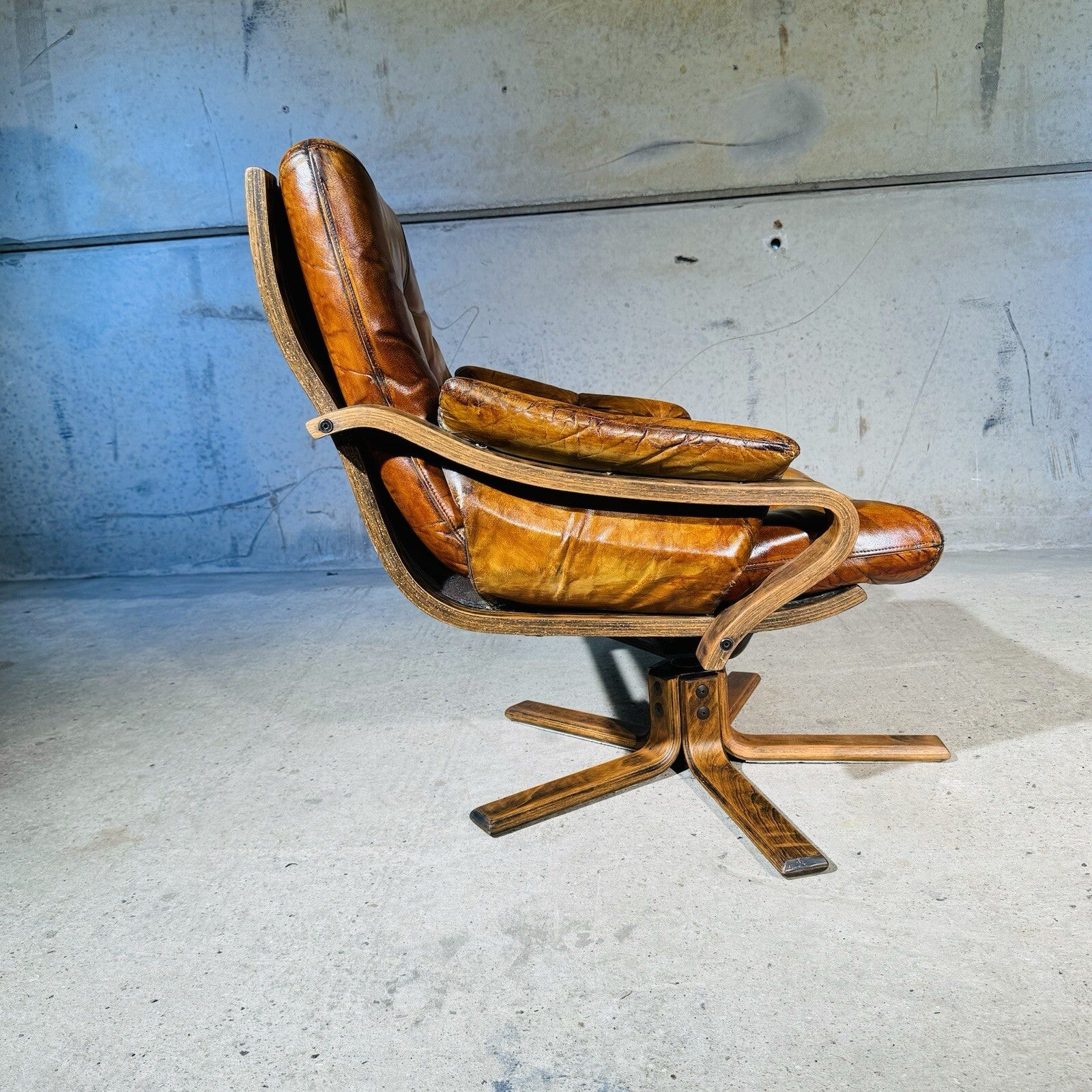 Vintage Danish Mid-Century Modern Leather Swivel Chair - Light tan Patina