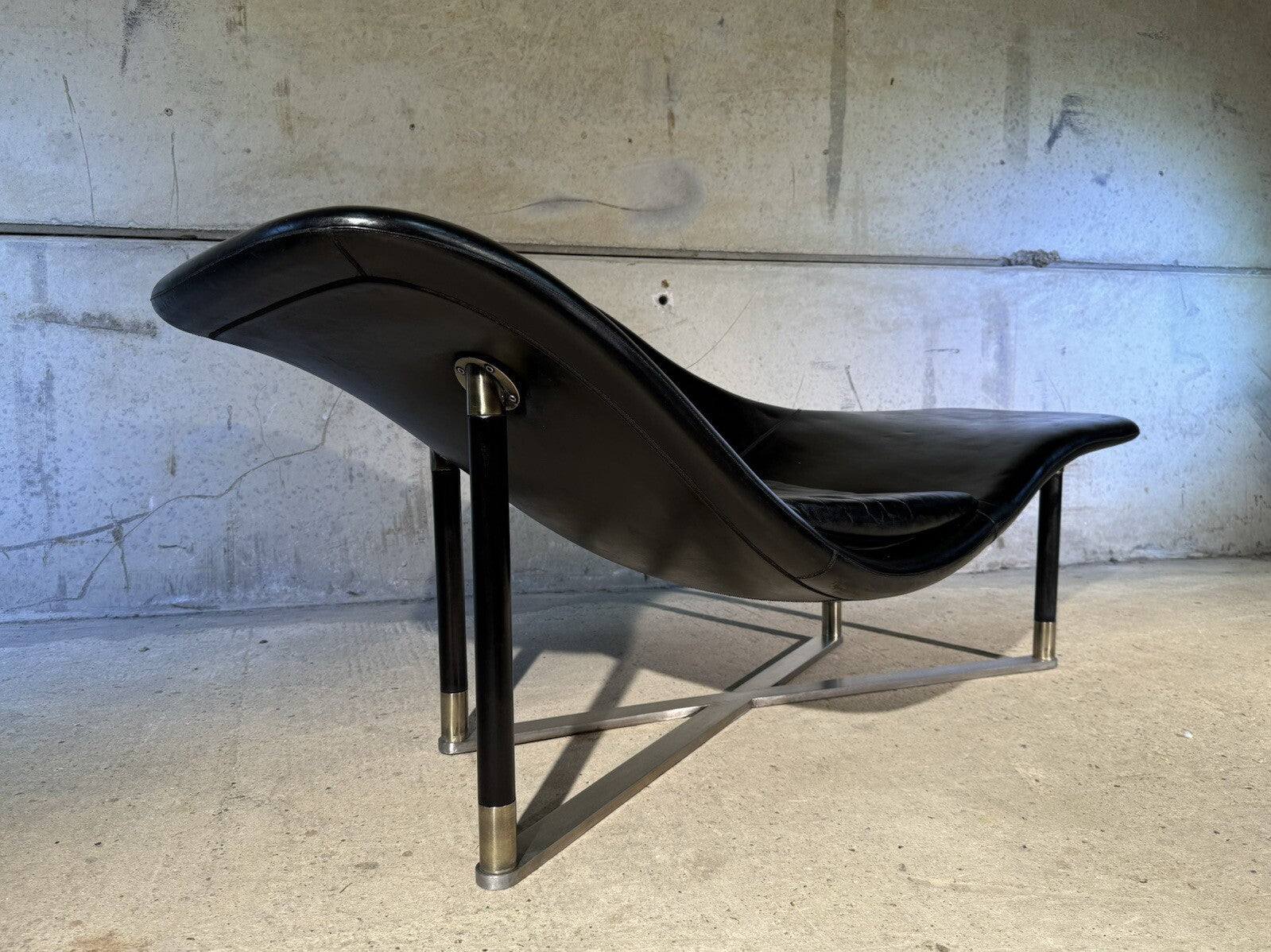 Stunning Contemporary Minimalist Chaise Lounge Black Leather Brass Base