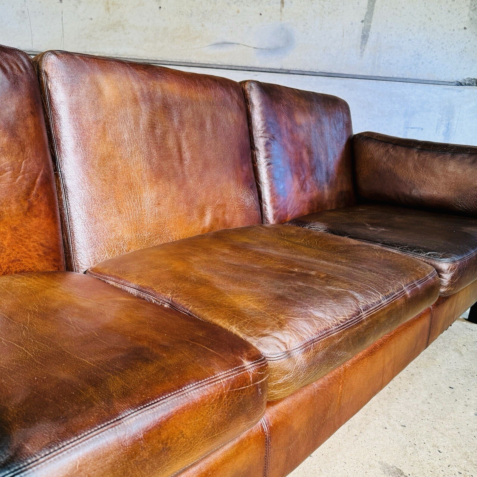 Classic Box Design Three-Seater Sofa Heavily Patinated Tan Leather T Kvalitet