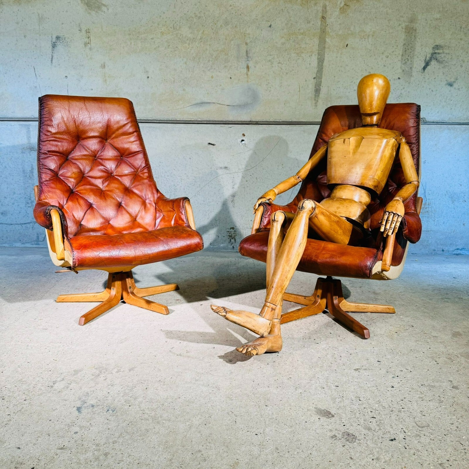 Pair of 1960s Scandinavian High Back Leather Swivel Chairs by Berg #A318
