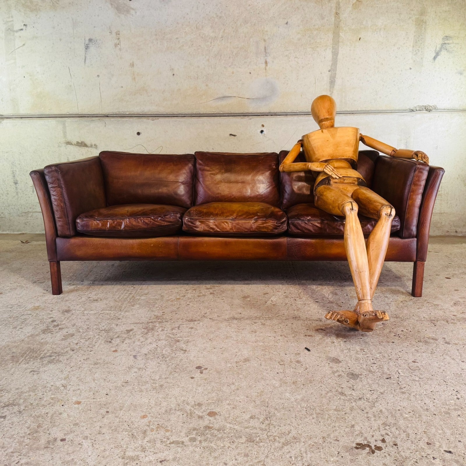 Danish Vintage 3-Seater Sofa　ヴィンテージソファ Danish Vintage Tan Leather Three-Seater Sofa — Sleek & Elegant