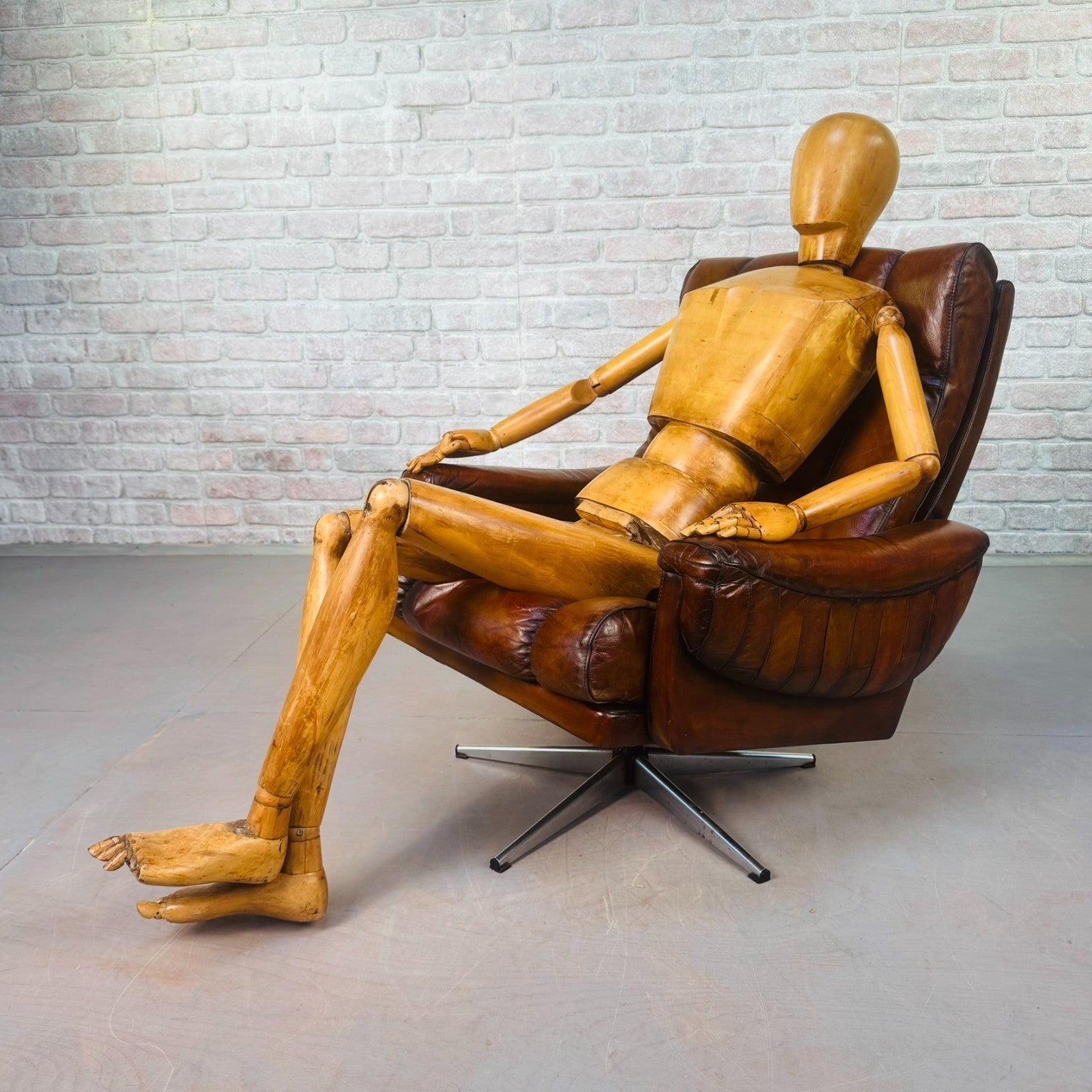 Mid-Century Danish Leather Swivel Armchair – Hand-Dyed Tan Colour