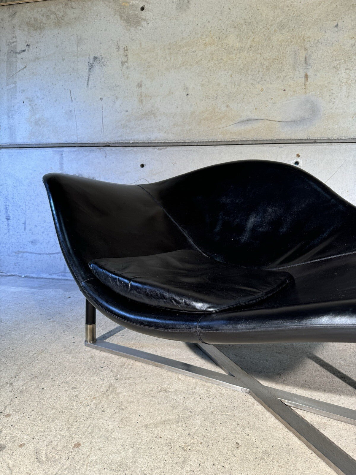 Stunning Contemporary Minimalist Chaise Lounge Black Leather Brass Base