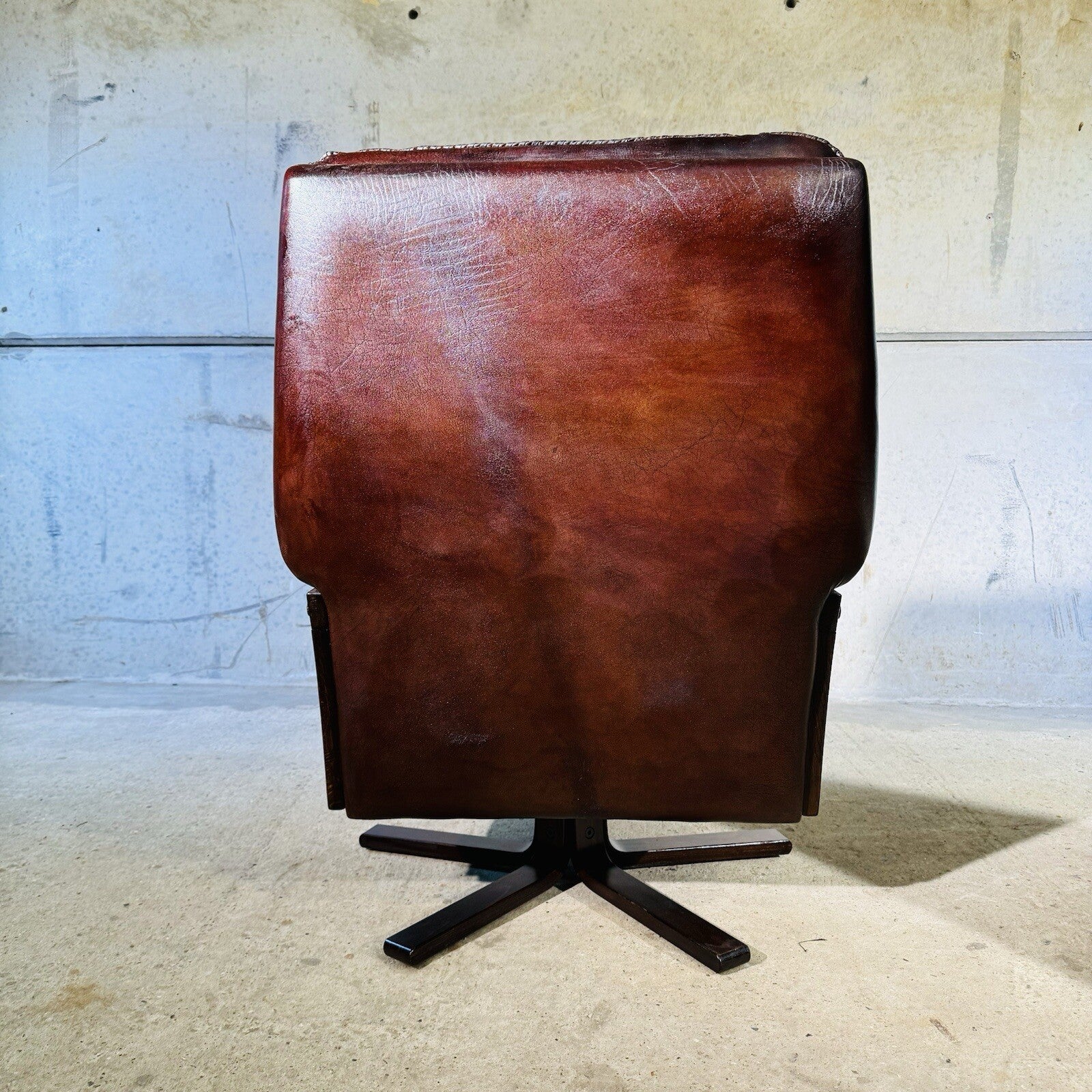 1 Of 2 Beautiful 1970s Vintage Danish Chestnut Leather Swivel Chair