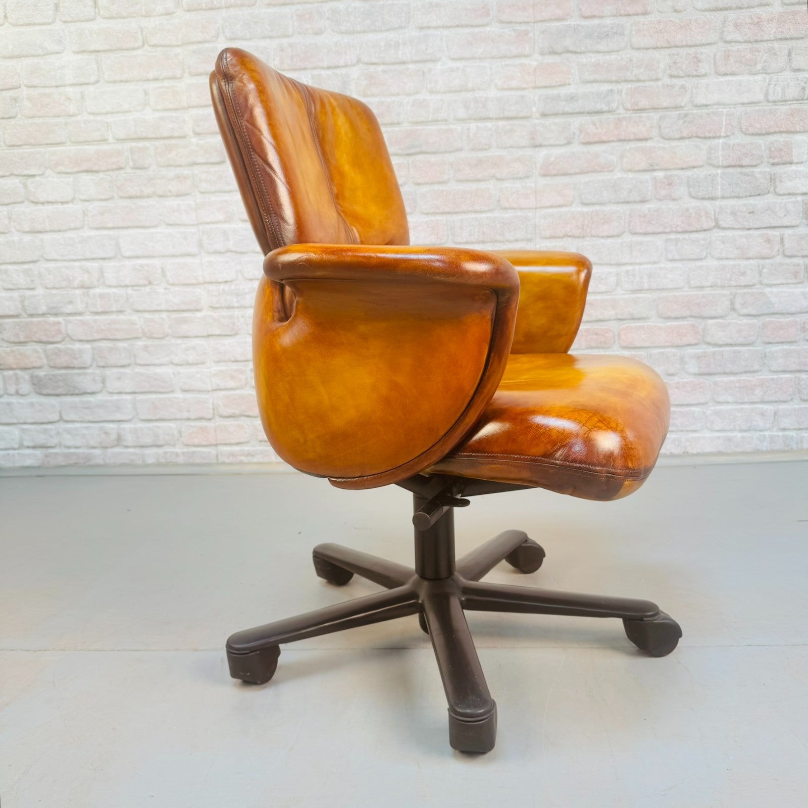 1980s Herman Miller Geoff Hollington Light Tan Leather Executive Chair