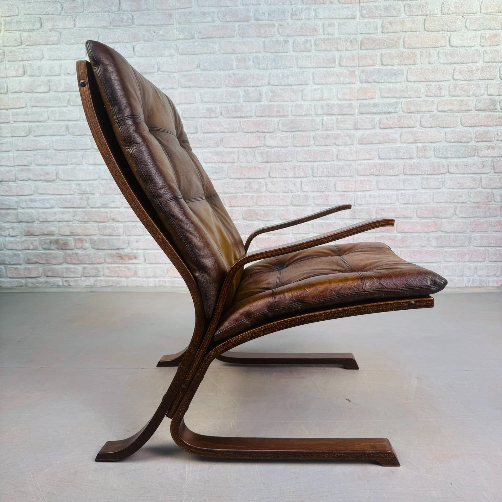 Vintage Danish Brown Leather Cantilever Chair – Sleek Design & Rich Patina