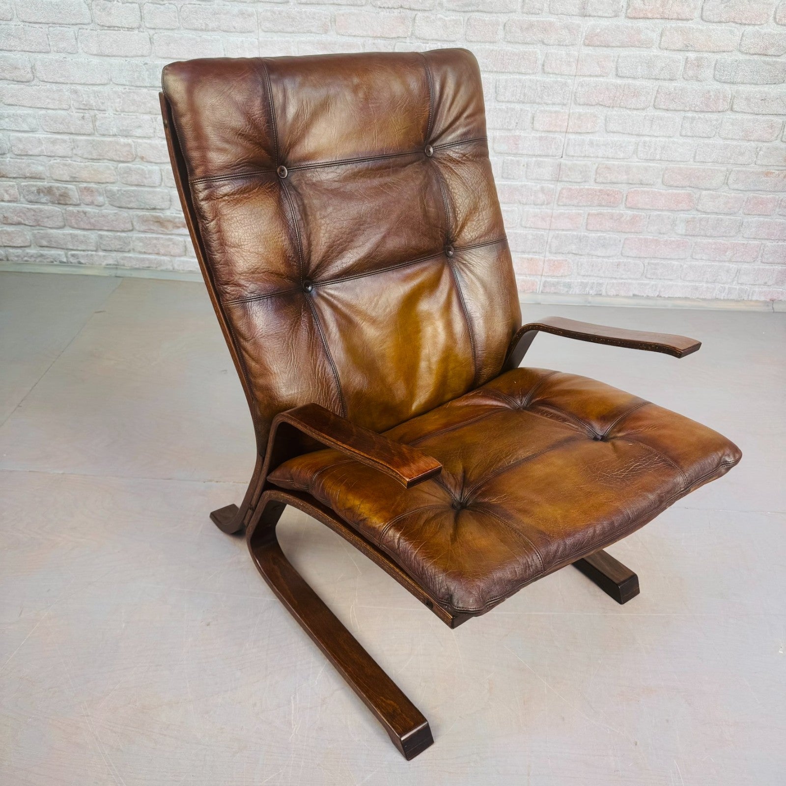 Vintage Danish Brown Leather Cantilever Chair – Sleek Design & Rich Patina