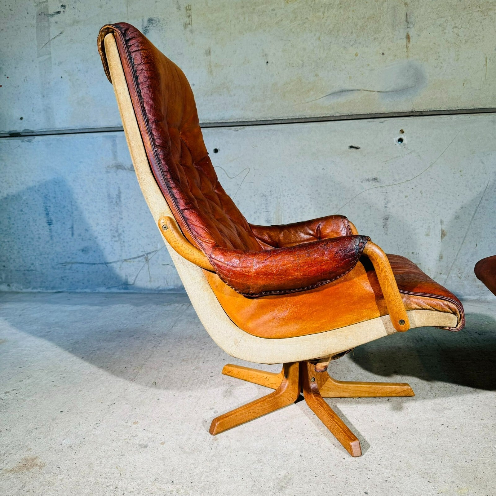 Pair of 1960s Scandinavian High Back Leather Swivel Chairs by Berg #A318