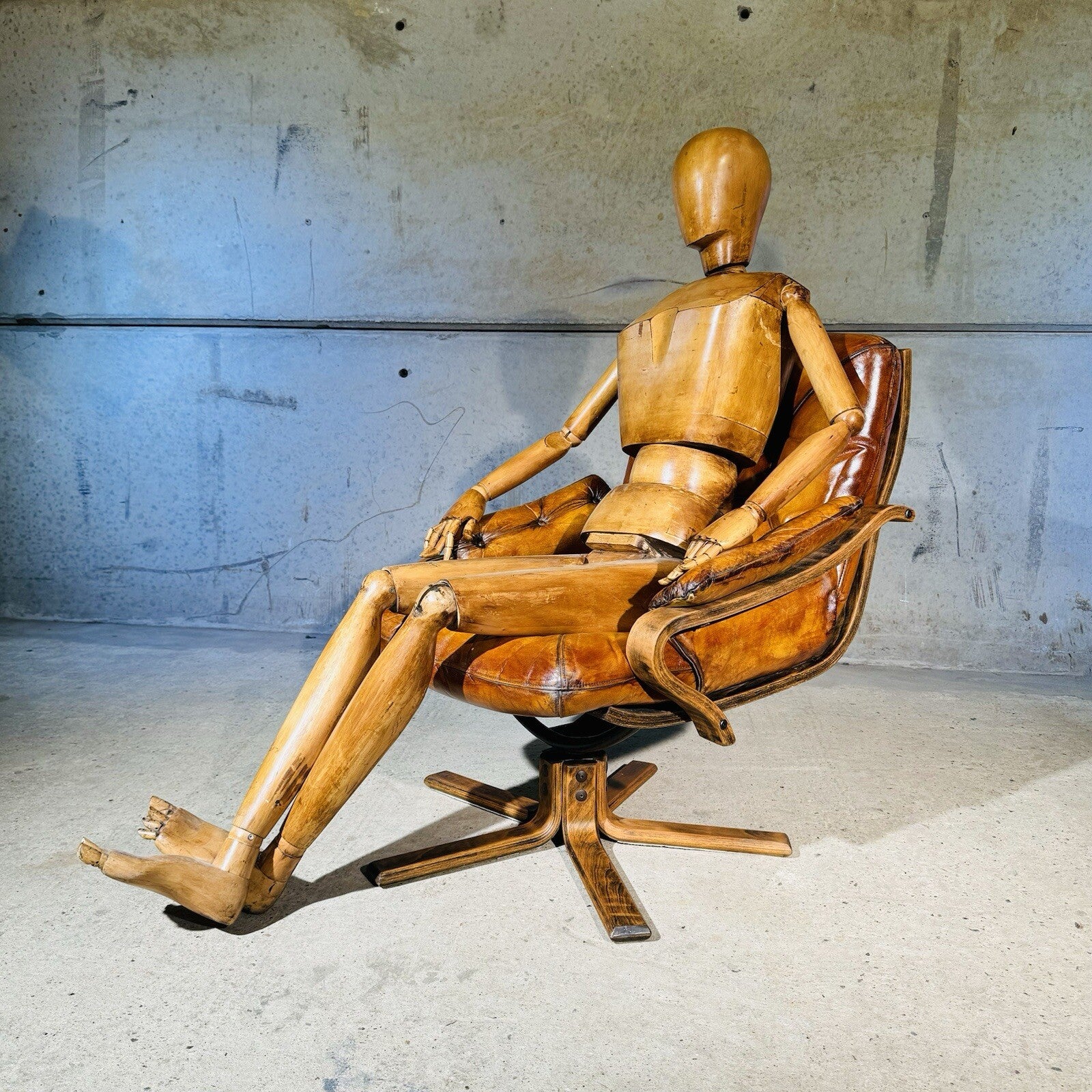 Vintage Danish Mid-Century Modern Leather Swivel Chair - Light tan Patina