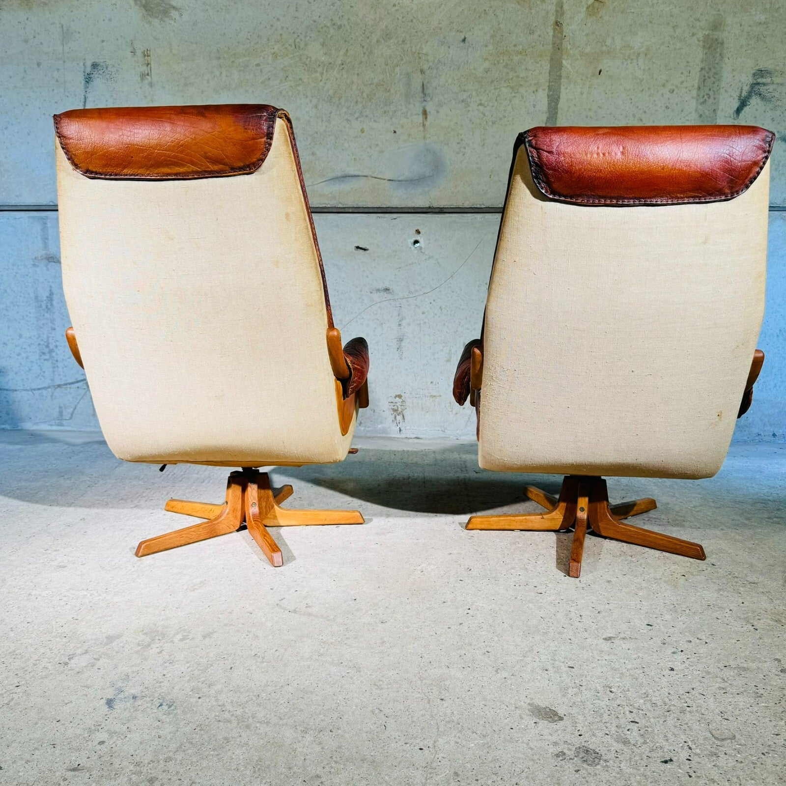 Pair of 1960s Scandinavian High Back Leather Swivel Chairs by Berg #A318