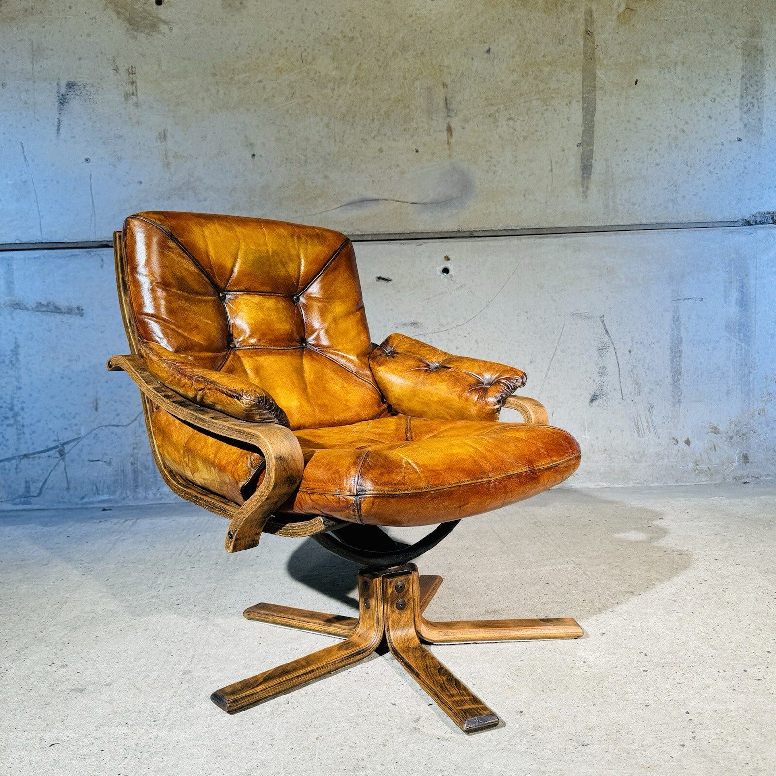 Vintage Danish Mid-Century Modern Leather Swivel Chair - Light tan Patina