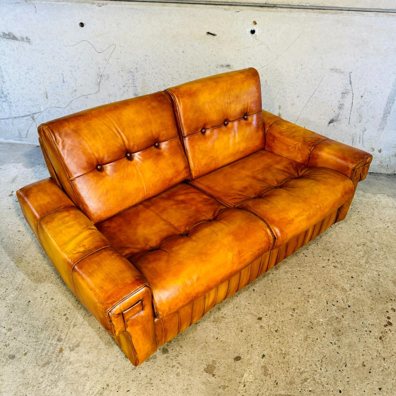 Vintage 1970s Danish Two-Seater Light Tan Leather Sofa – Timeless Design