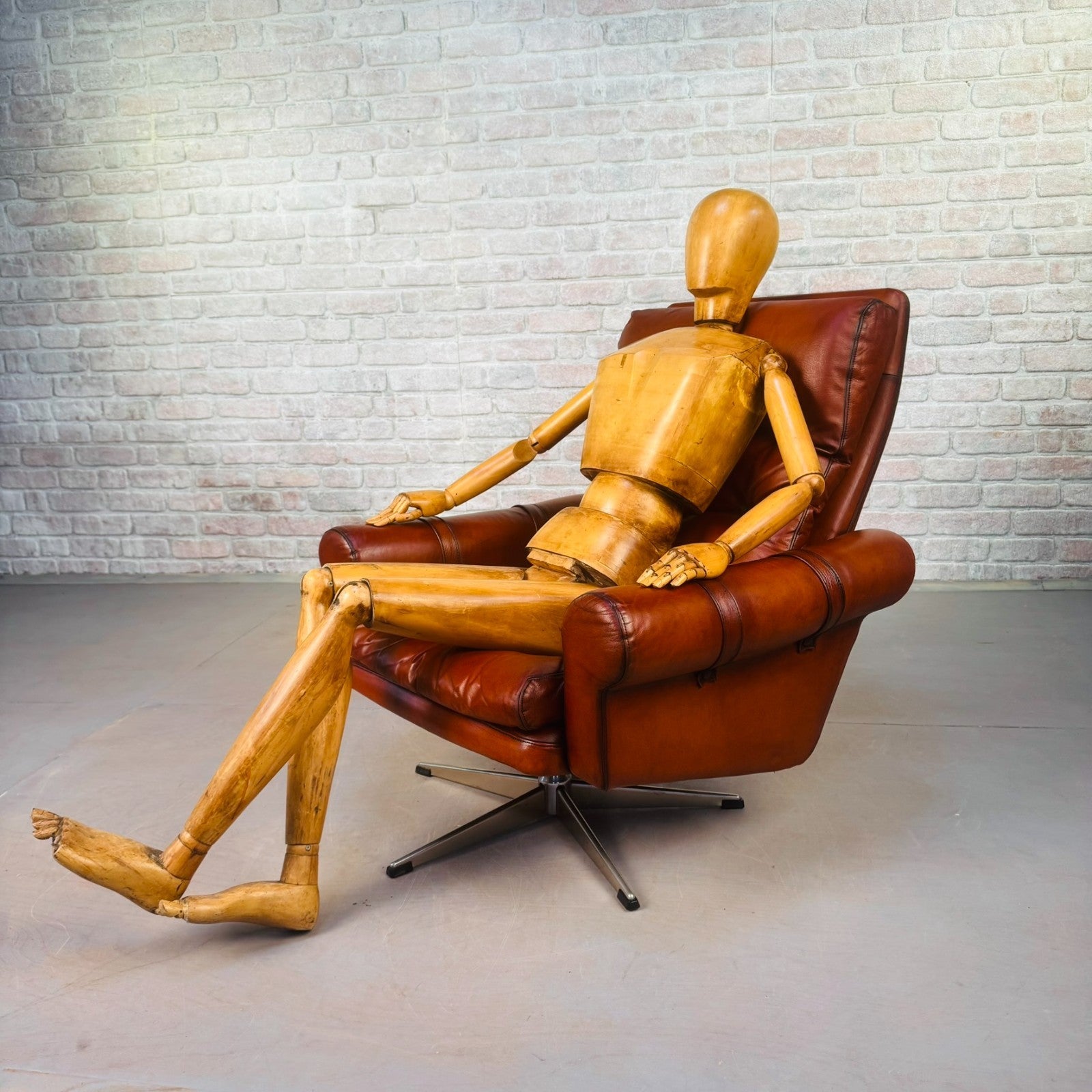 Mid-Century Danish Leather Swivel Armchair – Hand-Dyed Cognac Colour