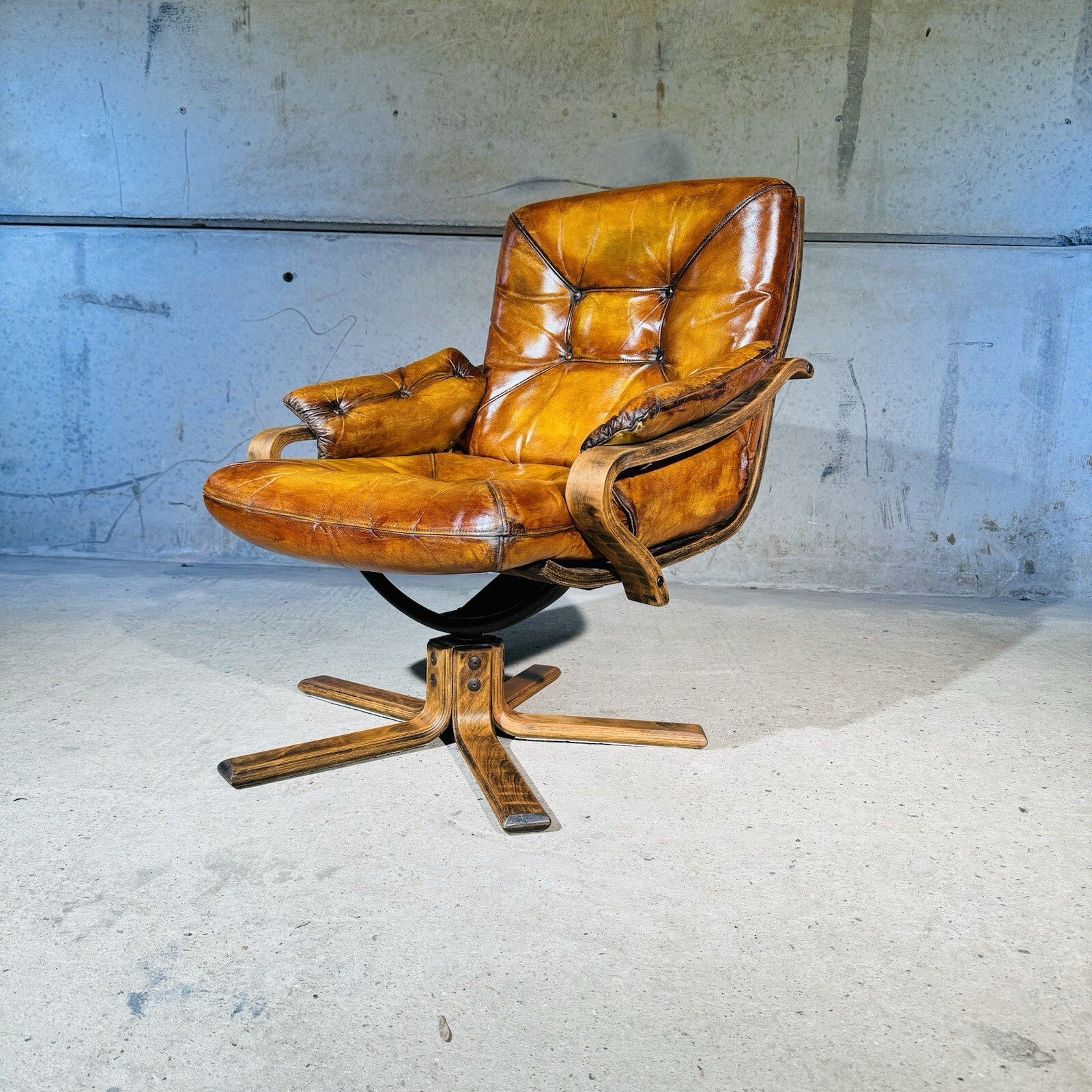 Vintage Danish Mid-Century Modern Leather Swivel Chair - Light tan Patina