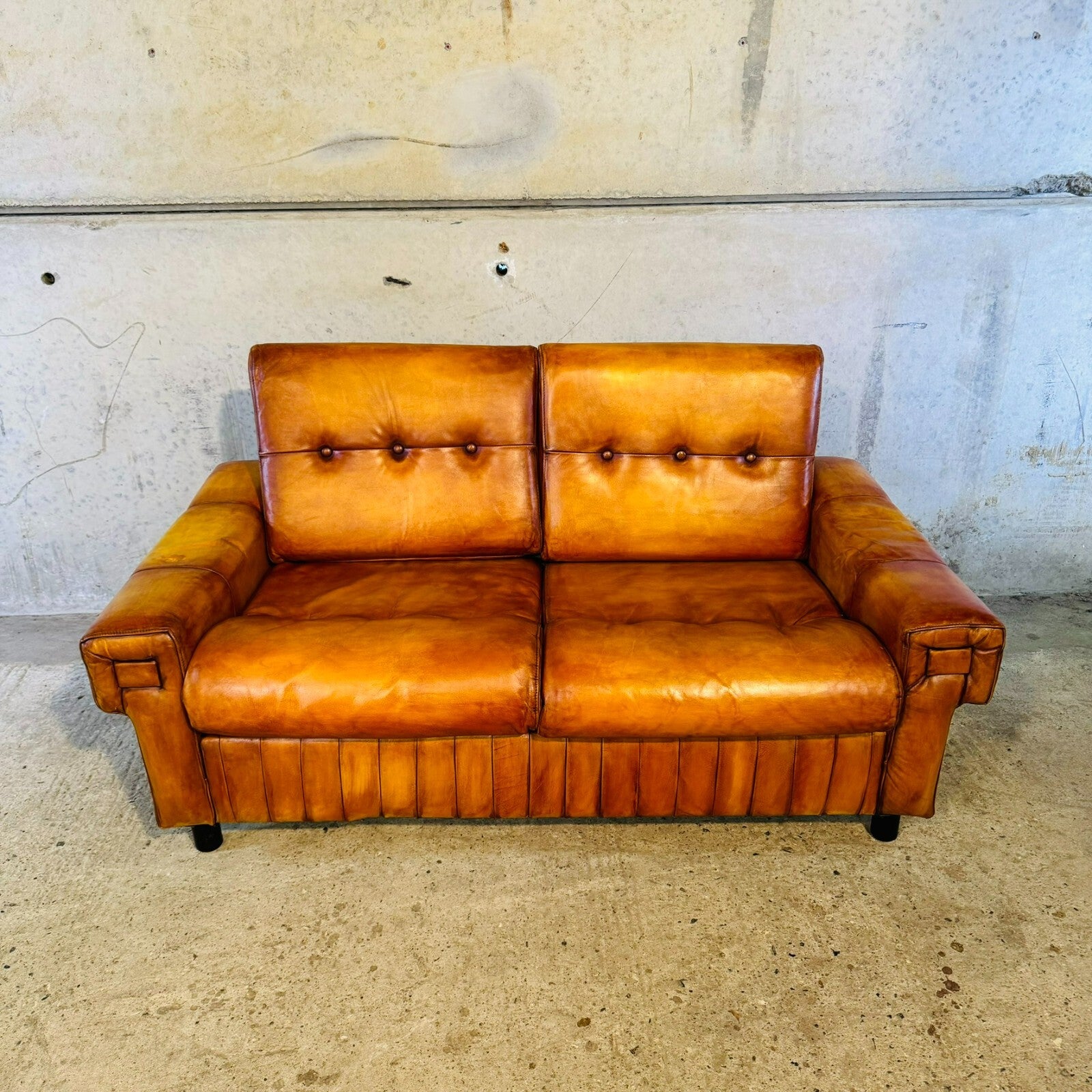 Vintage 1970s Danish Two-Seater Light Tan Leather Sofa – Timeless Design