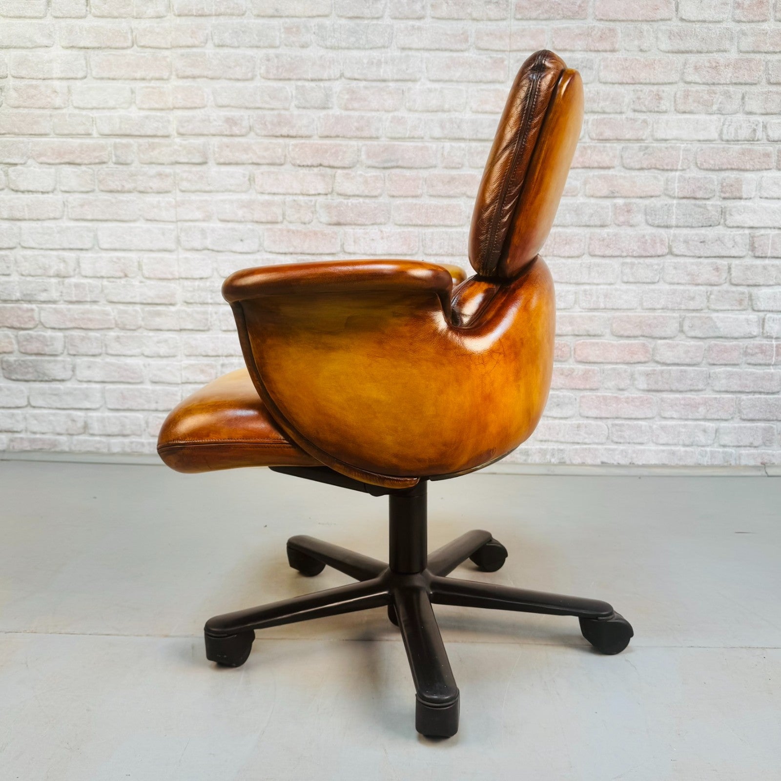 1980s Herman Miller Geoff Hollington Light Tan Leather Executive Chair