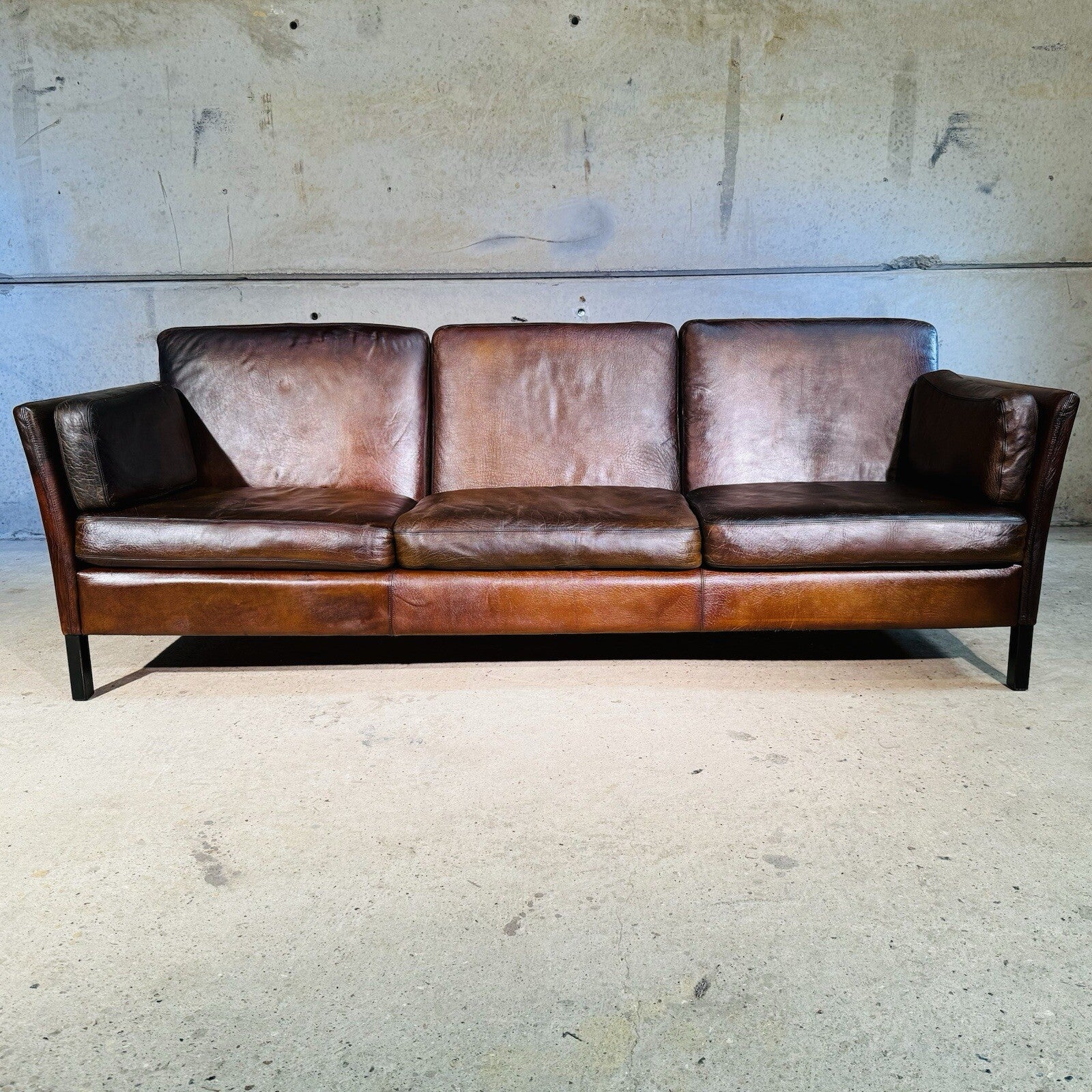 Classic Box Design Three-Seater Sofa Heavily Patinated Tan Leather T Kvalitet