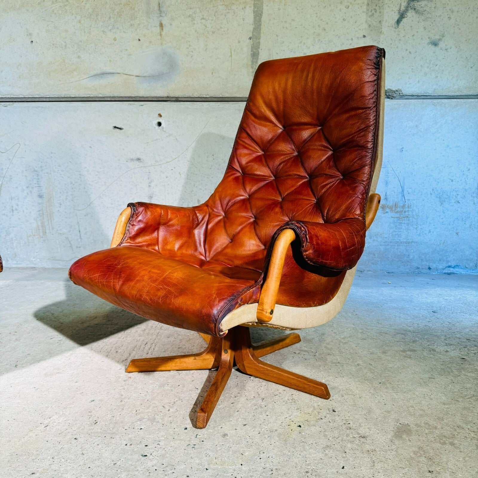 Pair of 1960s Scandinavian High Back Leather Swivel Chairs by Berg #A318