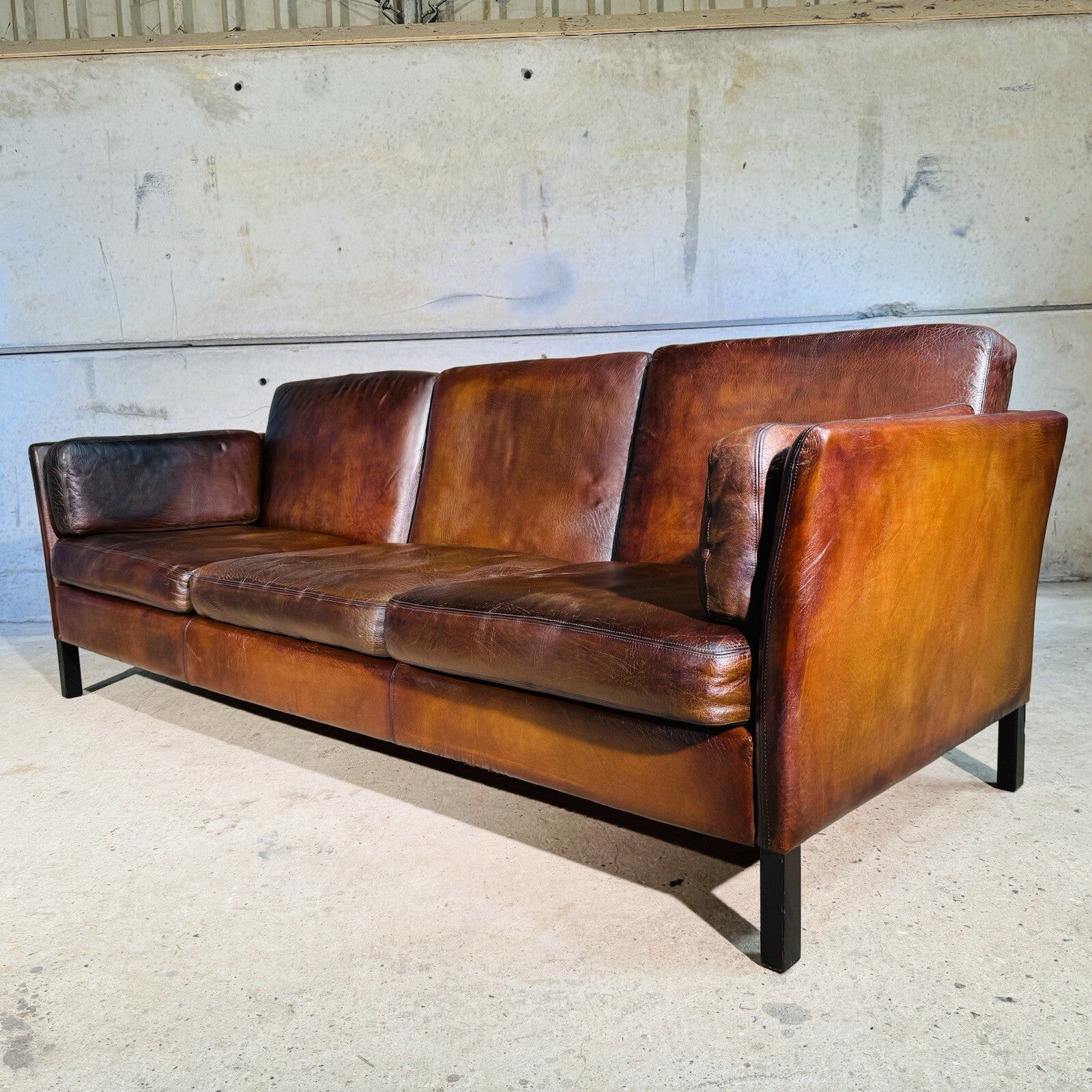 Classic Box Design Three-Seater Sofa Heavily Patinated Tan Leather T Kvalitet